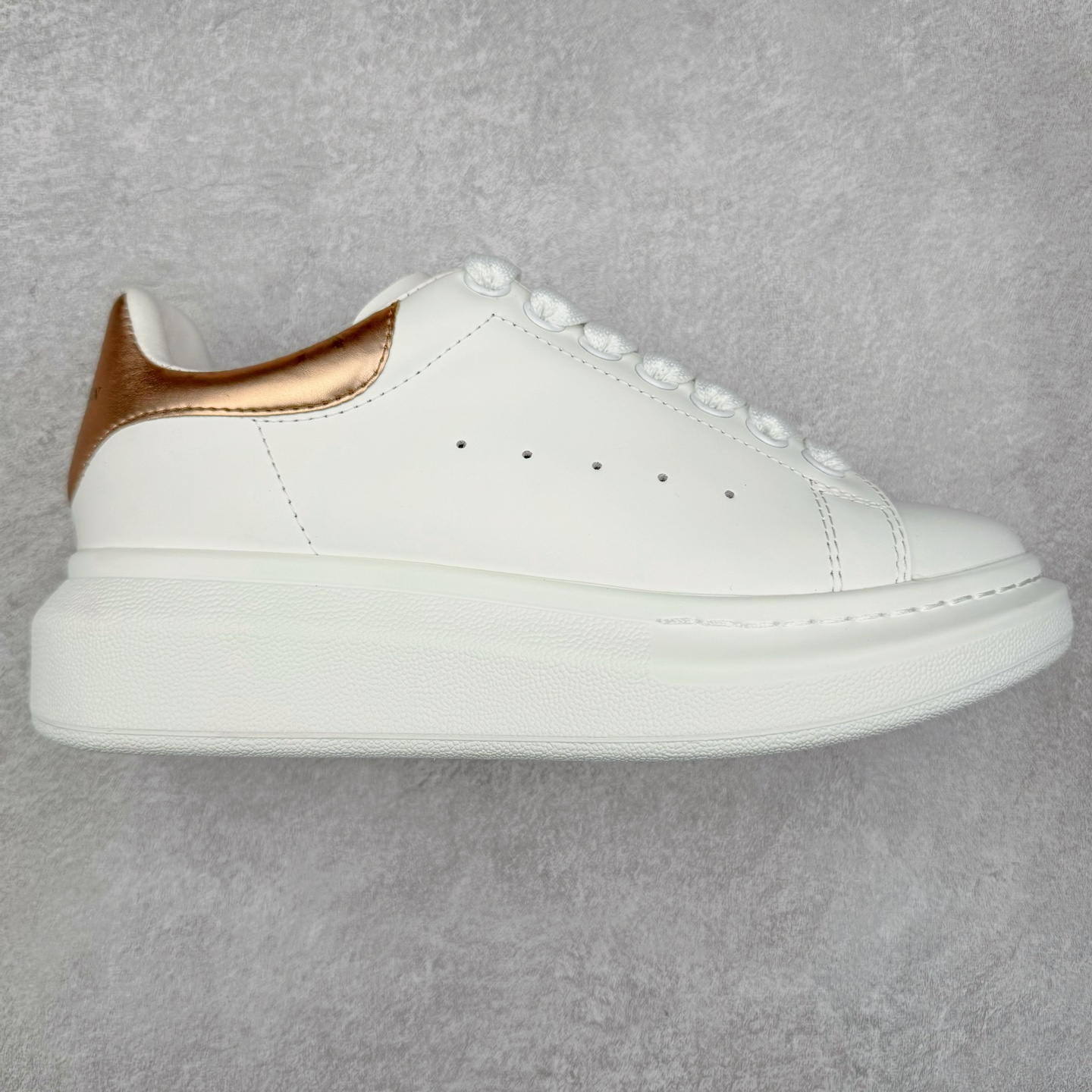 ＃纯原 Alexander McQueen/亚历山大麦昆经典松糕鞋厚底增高小白鞋 增高效果7CM 最经典简约百搭的小白鞋没有之一 官方2023版最新细节 意大利进口原厂开边珠抗裂头层牛皮 表层面皮带凸起不规则小漆点 升级进口牛皮内里加PU鞋垫 区别市面旧版国产丝光绸鞋面加小羊皮内里 成本单价回弹度性耐磨性不在一个级别 E厂钢印烫金中底版细节 注意此代工厂出品没有带固特异钉子 最完美的增高百搭小白鞋 全套原版包装 配件齐全 官方一致 凹凸定制正品原盒包装 定制蓝色得物纸盒外包装加固 尺码：35 36 37 38 39 40 41 42 43 44 45-选品中心