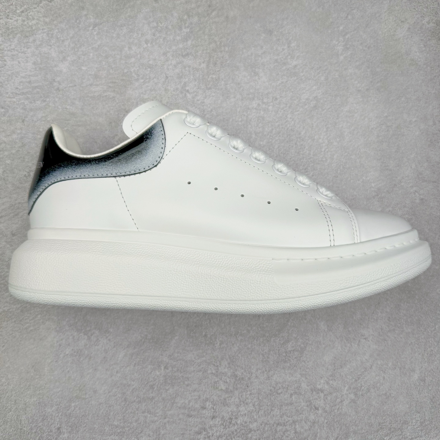 ＃纯原 Alexander McQueen/亚历山大麦昆经典松糕鞋厚底增高小白鞋 增高效果7CM 最经典简约百搭的小白鞋没有之一 官方2023版最新细节 意大利进口原厂开边珠抗裂头层牛皮 表层面皮带凸起不规则小漆点 升级进口牛皮内里加PU鞋垫 区别市面旧版国产丝光绸鞋面加小羊皮内里 成本单价回弹度性耐磨性不在一个级别 E厂钢印烫金中底版细节 注意此代工厂出品没有带固特异钉子 最完美的增高百搭小白鞋 全套原版包装 配件齐全 官方一致 凹凸定制正品原盒包装 定制蓝色得物纸盒外包装加固 尺码：35 36 37 38 39 40 41 42 43 44 45-选品中心