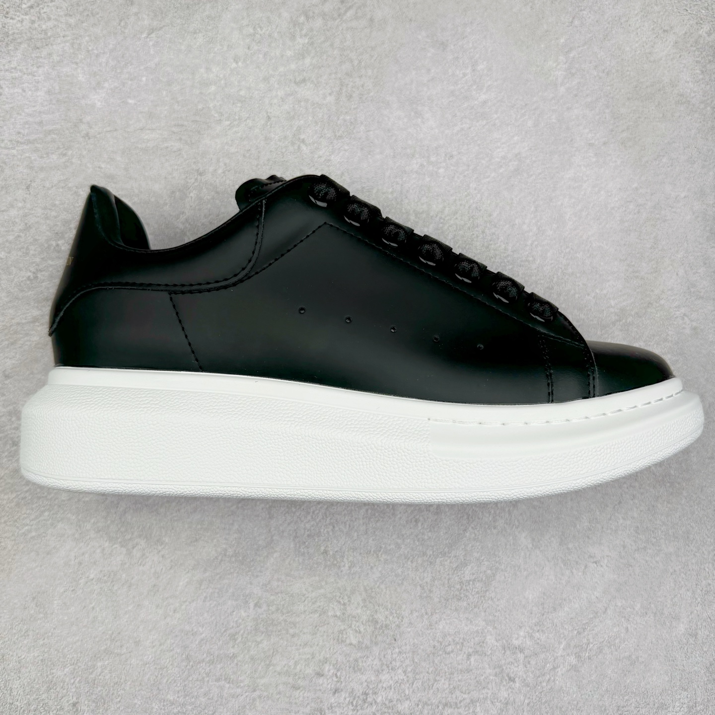 ＃纯原 Alexander McQueen/亚历山大麦昆经典松糕鞋厚底增高小白鞋 增高效果7CM 最经典简约百搭的小白鞋没有之一 官方2023版最新细节 意大利进口原厂开边珠抗裂头层牛皮 表层面皮带凸起不规则小漆点 升级进口牛皮内里加PU鞋垫 区别市面旧版国产丝光绸鞋面加小羊皮内里 成本单价回弹度性耐磨性不在一个级别 E厂钢印烫金中底版细节 注意此代工厂出品没有带固特异钉子 最完美的增高百搭小白鞋 全套原版包装 配件齐全 官方一致 凹凸定制正品原盒包装 定制蓝色得物纸盒外包装加固 尺码：35 36 37 38 39 40 41 42 43 44 45-选品中心