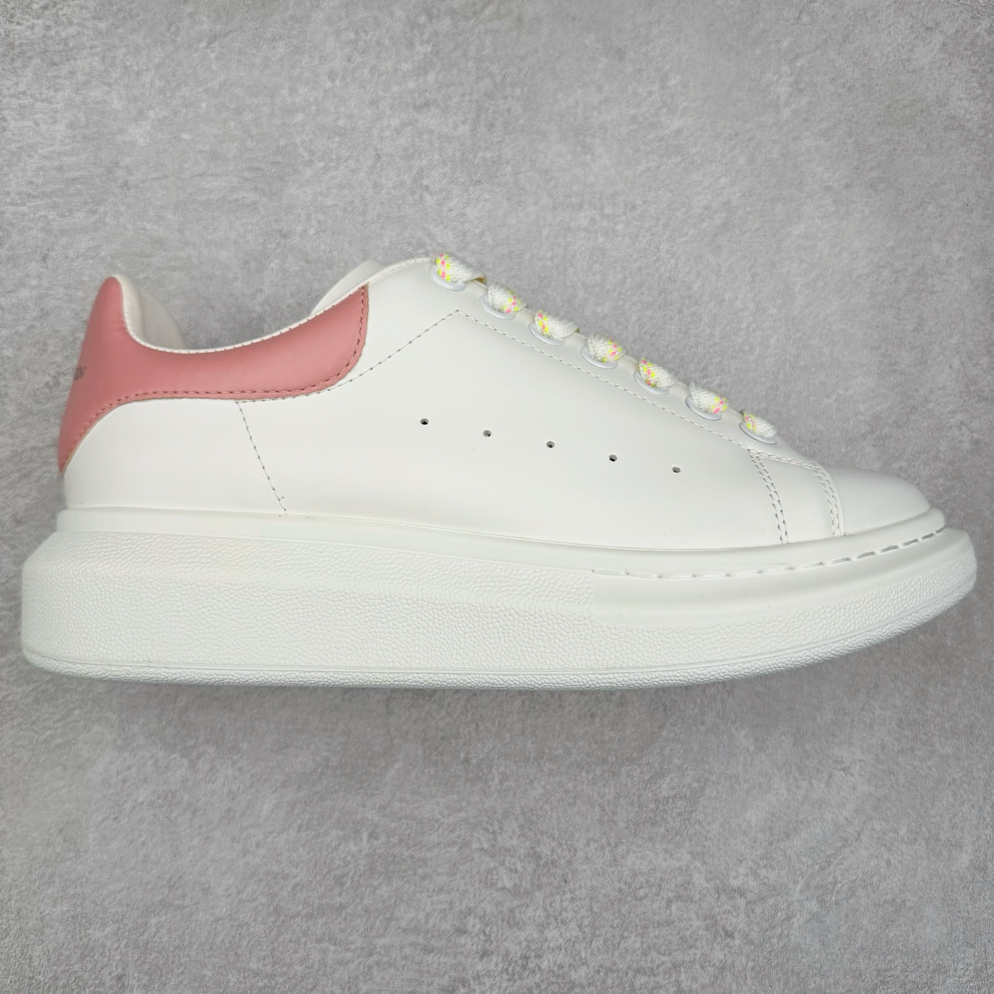 ＃纯原 Alexander McQueen/亚历山大麦昆经典松糕鞋厚底增高小白鞋 增高效果7CM 最经典简约百搭的小白鞋没有之一 官方2023版最新细节 意大利进口原厂开边珠抗裂头层牛皮 表层面皮带凸起不规则小漆点 升级进口牛皮内里加PU鞋垫 区别市面旧版国产丝光绸鞋面加小羊皮内里 成本单价回弹度性耐磨性不在一个级别 E厂钢印烫金中底版细节 注意此代工厂出品没有带固特异钉子 最完美的增高百搭小白鞋 全套原版包装 配件齐全 官方一致 凹凸定制正品原盒包装 定制蓝色得物纸盒外包装加固 尺码：35 36 37 38 39 40 41 42 43 44 45-选品中心