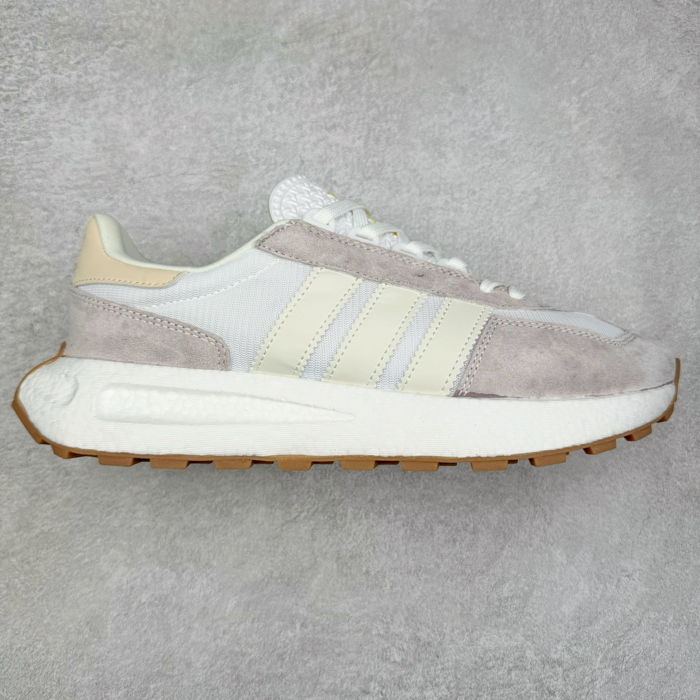 AD Originals Retropy Boost E5系列复古赛车原型一代系列爆米花缓震休闲运动慢跑鞋 复古风格鞋款作为如今的流行趋势之一深受欢迎，正是因此，将品牌历史经典设计与现代材料和技术相融合成为了Originals的创作思路，重新带来那些经典作品并赋予新诠释，使其跨越历史，成为时代标签。通过重新组合品牌历史经典与当代创新技术 Originals推出Retropy E5新鞋款 在延续复古韵味的同时，设计上做出更适应于现代化审美的调整。鞋面采用尼龙材质和绒面革结合打造，搭配BOOST材质中底提供舒适的日常穿着体验。尺码：36 36⅔ 37⅓ 38 38⅔ 39⅓ 40 40⅔ 41⅓ 42 42⅔ 43⅓ 44 45-选品中心