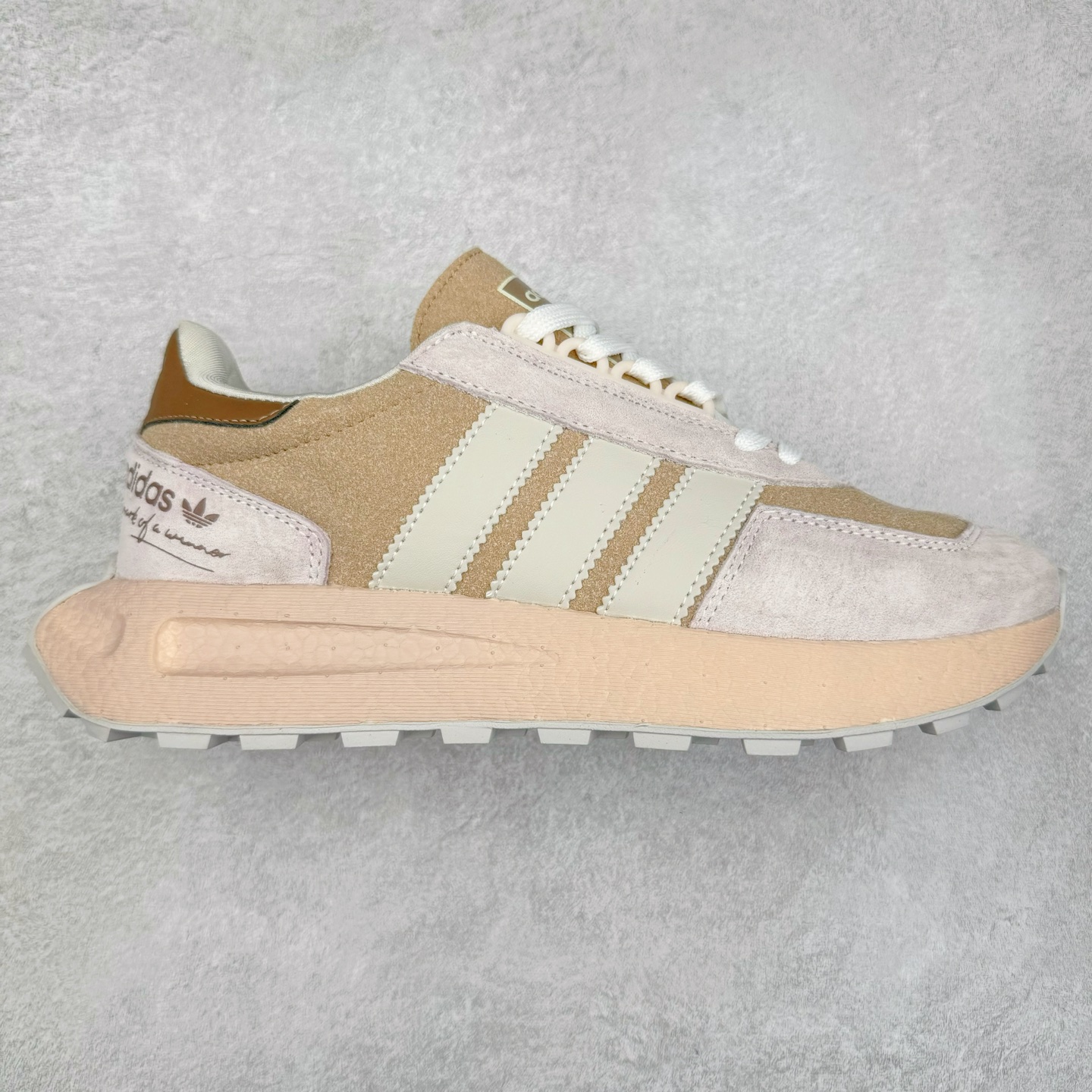 AD Originals Retropy Boost E5系列复古赛车原型一代系列爆米花缓震休闲运动慢跑鞋 复古风格鞋款作为如今的流行趋势之一深受欢迎，正是因此，将品牌历史经典设计与现代材料和技术相融合成为了Originals的创作思路，重新带来那些经典作品并赋予新诠释，使其跨越历史，成为时代标签。通过重新组合品牌历史经典与当代创新技术 Originals推出Retropy E5新鞋款 在延续复古韵味的同时，设计上做出更适应于现代化审美的调整。鞋面采用尼龙材质和绒面革结合打造，搭配BOOST材质中底提供舒适的日常穿着体验。尺码：36 36⅔ 37⅓ 38 38⅔ 39⅓ 40 40⅔ 41⅓ 42 42⅔ 43⅓ 44 45-选品中心