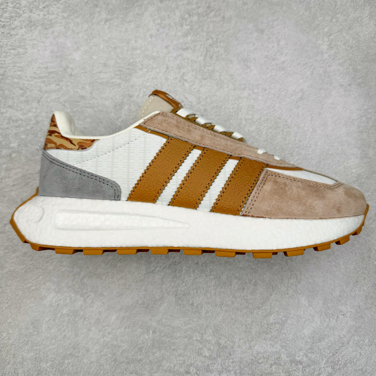 AD Originals Retropy Boost E5系列复古赛车原型一代系列爆米花缓震休闲运动慢跑鞋 复古风格鞋款作为如今的流行趋势之一深受欢迎，正是因此，将品牌历史经典设计与现代材料和技术相融合成为了Originals的创作思路，重新带来那些经典作品并赋予新诠释，使其跨越历史，成为时代标签。通过重新组合品牌历史经典与当代创新技术 Originals推出Retropy E5新鞋款 在延续复古韵味的同时，设计上做出更适应于现代化审美的调整。鞋面采用尼龙材质和绒面革结合打造，搭配BOOST材质中底提供舒适的日常穿着体验。尺码：36 36⅔ 37⅓ 38 38⅔ 39⅓ 40 40⅔ 41⅓ 42 42⅔ 43⅓ 44 45-选品中心