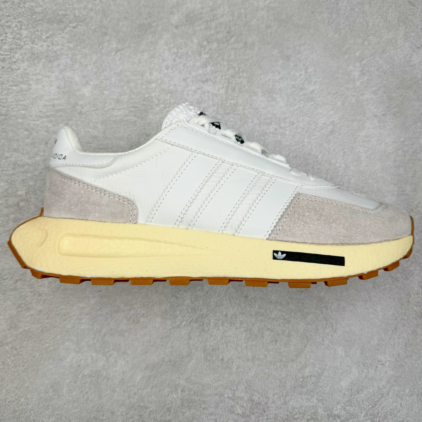 AD Originals Retropy Boost E5系列复古赛车原型一代系列爆米花缓震休闲运动慢跑鞋 复古风格鞋款作为如今的流行趋势之一深受欢迎，正是因此，将品牌历史经典设计与现代材料和技术相融合成为了Originals的创作思路，重新带来那些经典作品并赋予新诠释，使其跨越历史，成为时代标签。通过重新组合品牌历史经典与当代创新技术 Originals推出Retropy E5新鞋款 在延续复古韵味的同时，设计上做出更适应于现代化审美的调整。鞋面采用尼龙材质和绒面革结合打造，搭配BOOST材质中底提供舒适的日常穿着体验。尺码：36 36⅔ 37⅓ 38 38⅔ 39⅓ 40 40⅔ 41⅓ 42 42⅔ 43⅓ 44 45-选品中心