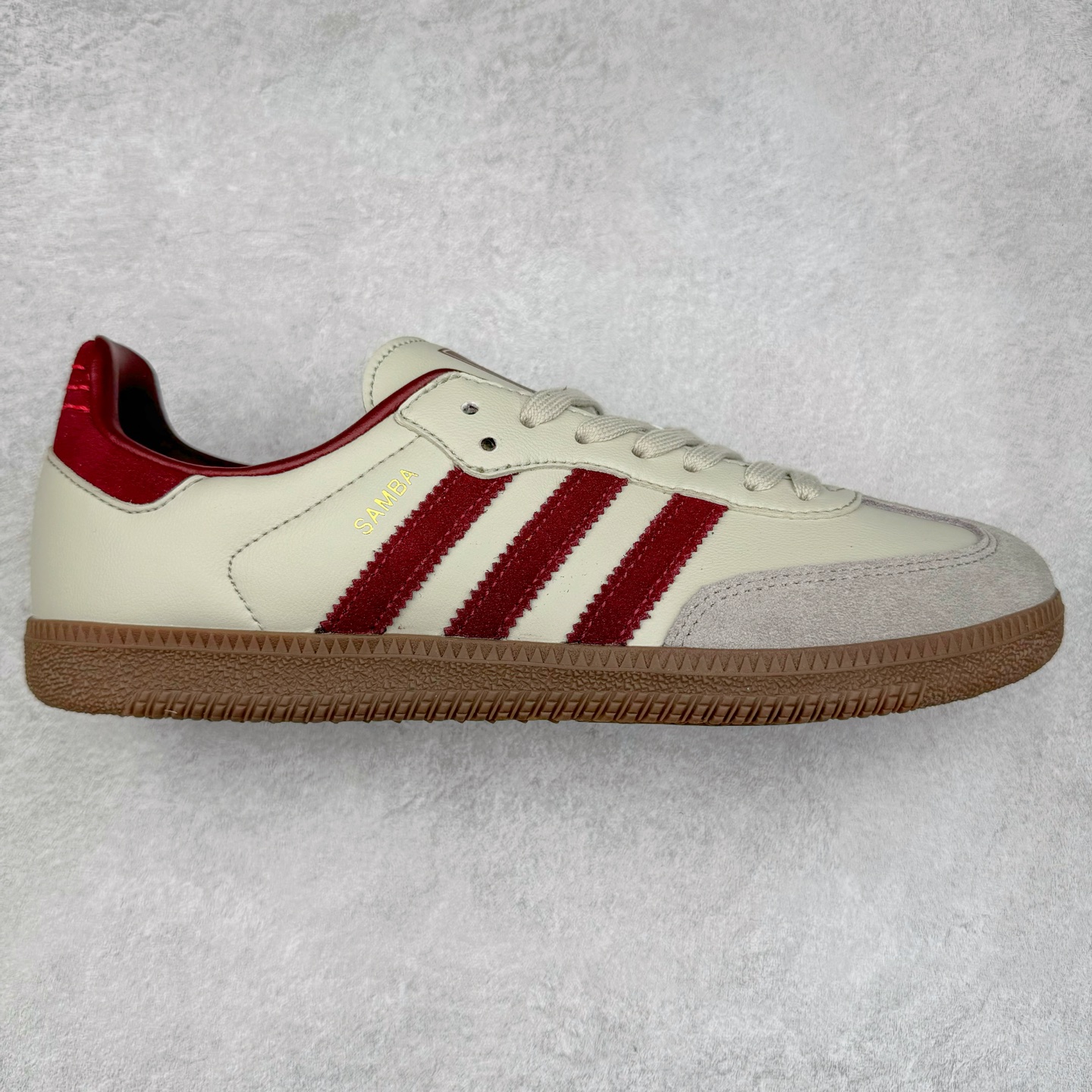 ＃纯原福利 AD Original Samba OG 复古经典轻便板鞋 ID1482 正确烫金高频细节 原装纳米超迁皮料 独家私模橡胶大底 原盒原配 正确黑色中底布 这款桑巴鞋展示了高质量的工艺 带有装饰的超锁缝制和无缝的手感 柔软、柔软的皮革造型和标志性的3条纹完成了精致的外观 正规合身鞋带 鞋面上有绒面鞋垫 橡胶鞋底 享受正畸套筒软感 自50年代首次亮相以来就一直在赢得粉丝的青睐 尺码：35.5 36 36.5 37.5 38 38.5 39 40 40.5 41 42 42.5 43 44 44.5 45-选品中心