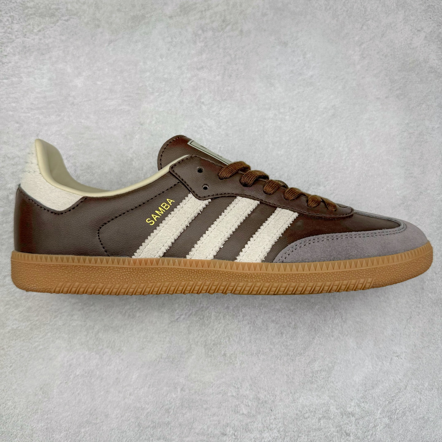 ＃纯原福利 AD Original Samba OG 复古经典轻便板鞋 ID1481 正确烫金高频细节 原装纳米超迁皮料 独家私模橡胶大底 原盒原配 正确黑色中底布 这款桑巴鞋展示了高质量的工艺 带有装饰的超锁缝制和无缝的手感 柔软、柔软的皮革造型和标志性的3条纹完成了精致的外观 正规合身鞋带 鞋面上有绒面鞋垫 橡胶鞋底 享受正畸套筒软感 自50年代首次亮相以来就一直在赢得粉丝的青睐 尺码：35.5 36 36.5 37.5 38 38.5 39 40 40.5 41 42 42.5 43 44 44.5 45-选品中心