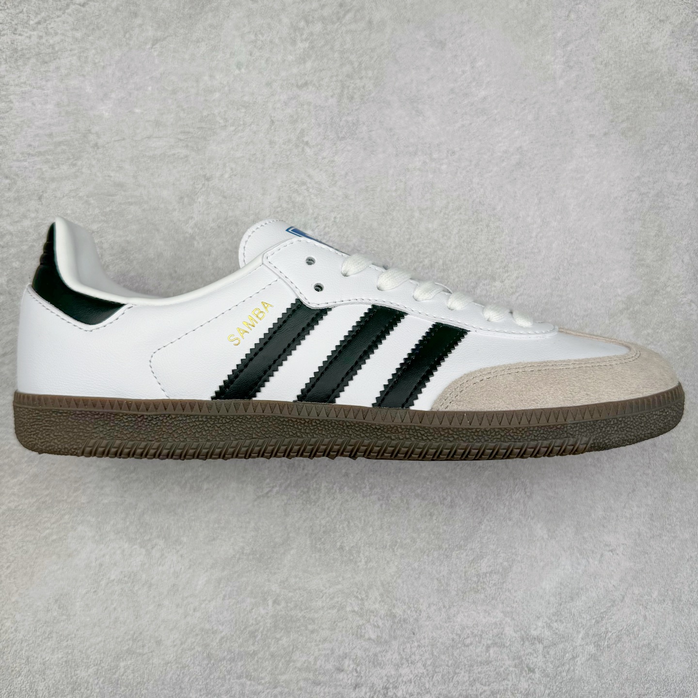 ＃纯原福利 AD Original Samba OG 复古经典轻便板鞋 B75806 正确烫金高频细节 原装纳米超迁皮料 独家私模橡胶大底 原盒原配 正确黑色中底布 这款桑巴鞋展示了高质量的工艺 带有装饰的超锁缝制和无缝的手感 柔软、柔软的皮革造型和标志性的3条纹完成了精致的外观 正规合身鞋带 鞋面上有绒面鞋垫 橡胶鞋底 享受正畸套筒软感 自50年代首次亮相以来就一直在赢得粉丝的青睐 尺码：35.5 36 36.5 37.5 38 38.5 39 40 40.5 41 42 42.5 43 44 44.5 45-选品中心
