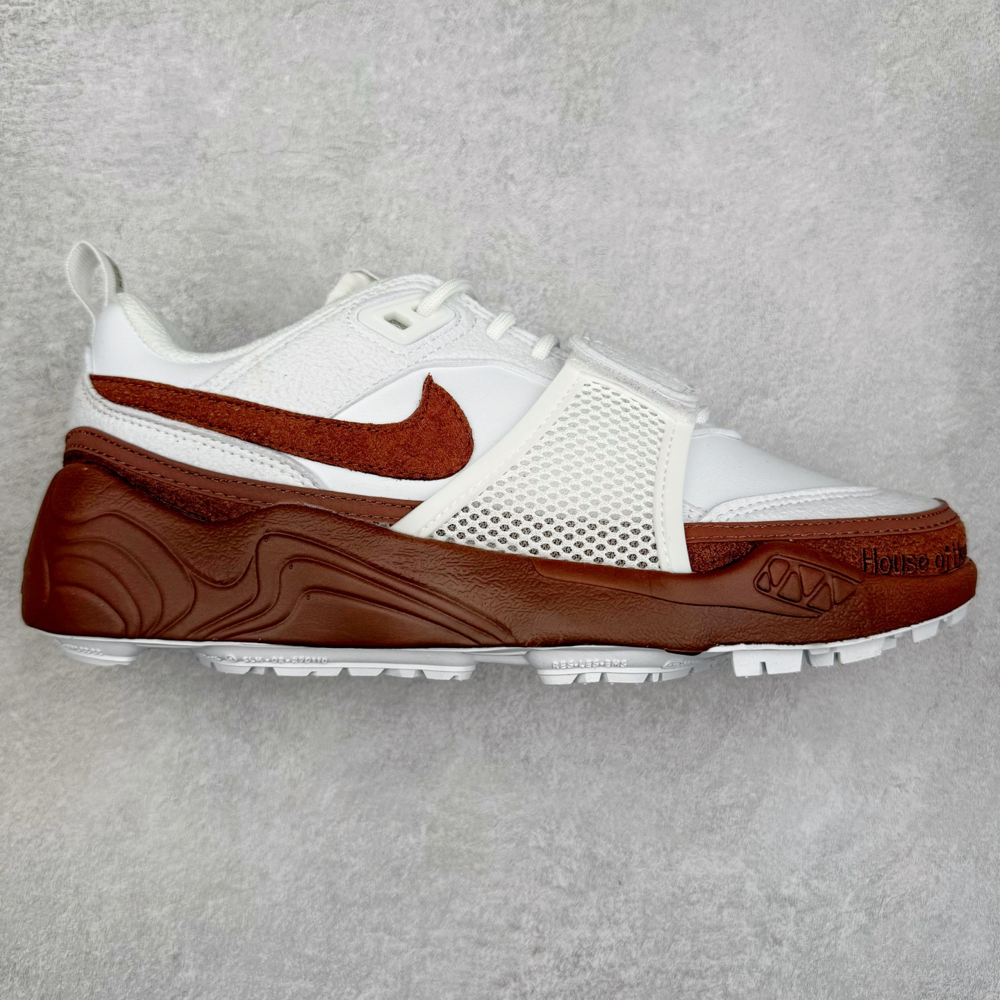 ＃纯原 Travis Scott x NK Shark-A-Don \\\”Sail\\\” 舒适潮流防滑耐磨低帮生活休闲鞋 HQ3073-100 Travis Scott 携手NK再度发布令人期待的 “ Shark-A-Don ” ，作为继话题满满的 “ Jumpman Jack ” 之后的又一潮流巅峰之作，这款鞋以全新的鞋型搭配 “ Sail ” 配色惊艳登场，不禁让人好奇它是否还能继续捕获粉丝们的狂热追捧与喜爱。鞋面采用了柔和的米白色调，融合高级皮革与细腻的绒面革材质，整体外观质感满满。设计上，它保留了绑带元素，提升了鞋子的稳固性。重点是这次取消了倒钩元素设计。为了提升透气性，鞋舌和鞋领部分采用了网眼布料。鞋后跟印有 Cactus Jack 的品牌标志和 Travis Scott 的招牌鬼脸 Logo，标签处还设计了 3M 反光细节。而 Swoosh 则巧妙地与 Travis Scott 的个人元素融合在一起。尺码：40 40.5 41 42 42.5 43 44 44.5 45-选品中心