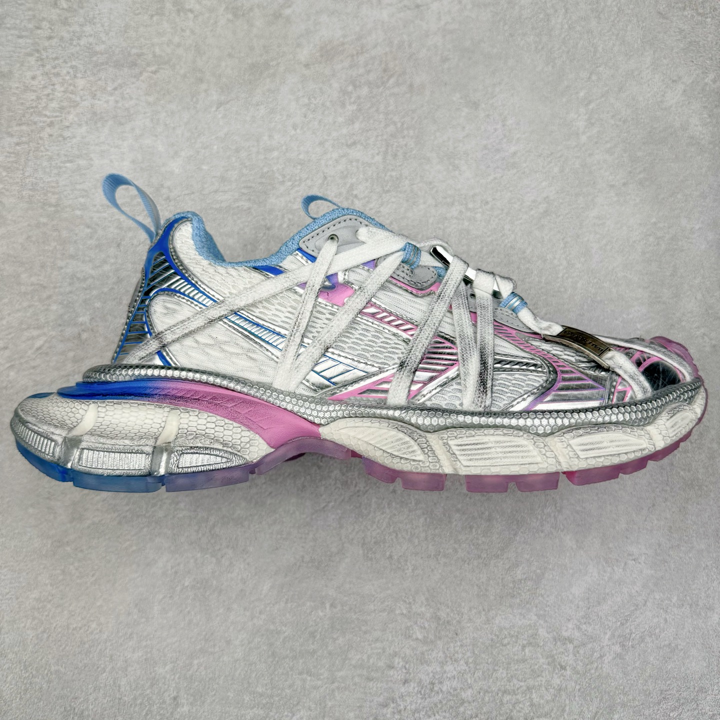 ＃VG零售版 BALENCIAGA 3XL Sneakers 巴黎世家十代网布系带低帮走秀复古老爹鞋 全套原纸板楦头开发 最原汁原味的灵魂版型 全鞋荧光划线卡点 胶水把控整洁度追求极致完美 每一双都是工艺品 多重QC质检 超越公司货的品控标准 实实在在的免检产品 原盒原配 正确字体电绣 粗细、位置、大小正确 侧边TPU 透气孔匹配意产原版 正确分离大底 TPU软底 原版一致大底LOGO 立体感十足 原厂皮料水洗做旧 采购原厂网纱 不含皮革 网布材料和聚氨酯 磨损效果 鞋头边缘和后帮 Balenciaga 徽标 鞋面和后跟凸印尺码 鞋舌 3XL 橡胶品牌标识和反光细节 鞋帮拉袢和鞋舌拉祥 配反光细节 备用鞋带在鞋履前侧 可在穿着前取下 便于不同造型搭配 正常尺码 尺码：35 36 37 38 39 40 41 42 43 44 45 46-选品中心