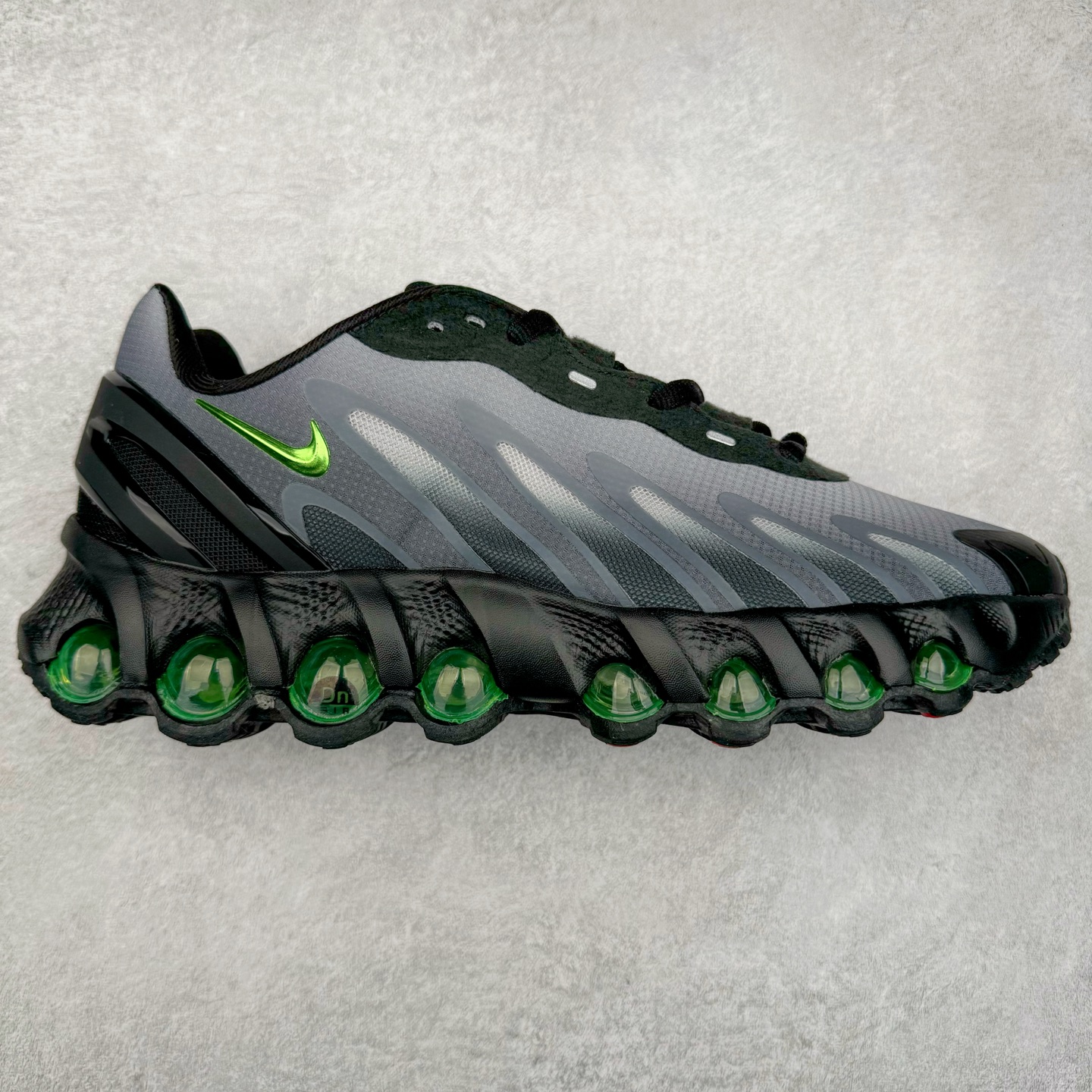 图片[10]-NK Air Max DN8 全掌科技气垫缓震运动跑鞋 DN8的核心亮点在于其八腔气垫结构 根据不同部位设定的气压值专为行走设计 提供卓越的舒适感 鞋面的设计让人联想到上世纪90年代末至2000年代初的多款Air Max 中底上系列圆形孔洞引发了热议 不少人将其与竞争品牌的缓震技术进行比较 例如K-SWISS 2010年代初推出的Tubes技 及以多孔鞋底闻名的品牌 尺码：36 36.5 37.5 38 38.5 39 40 40.5 41 42 42.5 43 44 44.5 45-选品中心