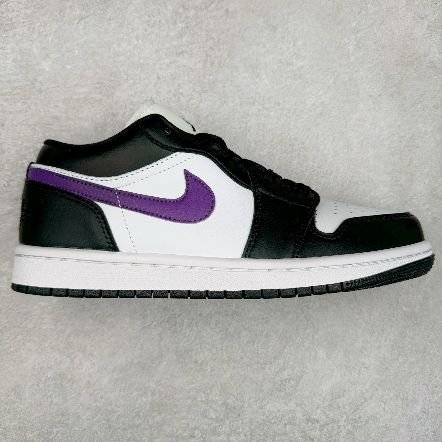 ＃K版 Air Jordan AJ1 Low 低帮 黑白紫 HJ5911-105 全新流水线出品 DT版本唯一平替选择 市场第二梯队最强版 全部原鞋开发 原楦原纸板开发 全鞋电脑针车 原厂内置全掌气垫 原盒内在原标 唯一Zp原版鞋带绑法 免检产品 全新2022版型 全头层皮料 完美零毛边处理 原厂配置全掌气垫 价格定位良心 几十个配色陆续出货 实拍调校N版已经零色差零失真 百分百还原实物色彩所见即所得 不存在货不对板色差等低级问题 选购参考实物拍摄 不混卖不参货 只用心做好货严格选品 承诺混一赔十 尺码：36 36.5 37.5 38 38.5 39 40 40.5 41 42 42.5 43 44 44.5 45-选品中心