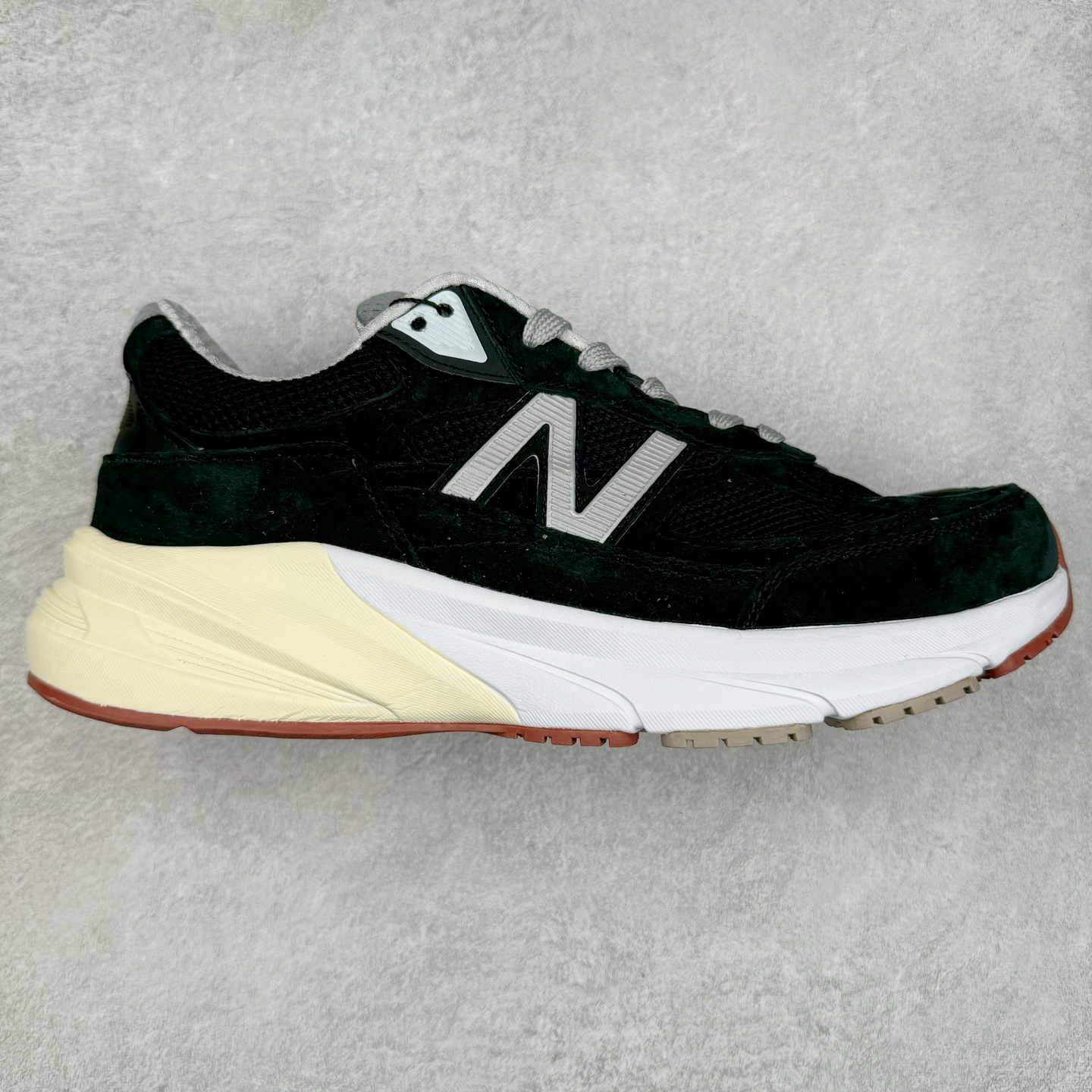 New Balance M990BK6 新百伦NB990V6 黑色 第六代总统复古慢跑鞋 这是一双极具现代感设计的复古跑鞋 990v6 鞋面大部分面积依旧采用麂皮和织物材质覆盖 从各种细节上看也还是有点 990v5 的影子 但相比 990v5 990v6 鞋面各种材质的拼接会更加复杂 这次 990v6 最大的改变相信大家应该也发现了 就是看上去貌似比 990v4 和 990v5 两代鞋款加起来还要厚的鞋底 其实这是 New Balance 首次采用的三重缓震组合鞋底 除了之前就有的 ABZORB 缓震科技和 ENCAP 中底 这次新加入了 FuelCell 缓震科技 看来舒适度和增高度 都要更上一层楼呀 990v6 的侧标 Logo 设计少见地没有印在绒面皮革上 而是置于网眼面料以及横跨鞋身的皮革织带之上 同时鞋舌上的标签设计并没有延用此前 990v4 和 990v5 采用的样式设计 而是采用了一种新的类似于三角徽章的设计 所以对于鞋款上的更新变化 既有延续经典的设计 也有创新性的改变 尺码：36 37 37.5 38 38.5 39 40 40.5 41.5 42 42.5 43 44 44.5 45-选品中心