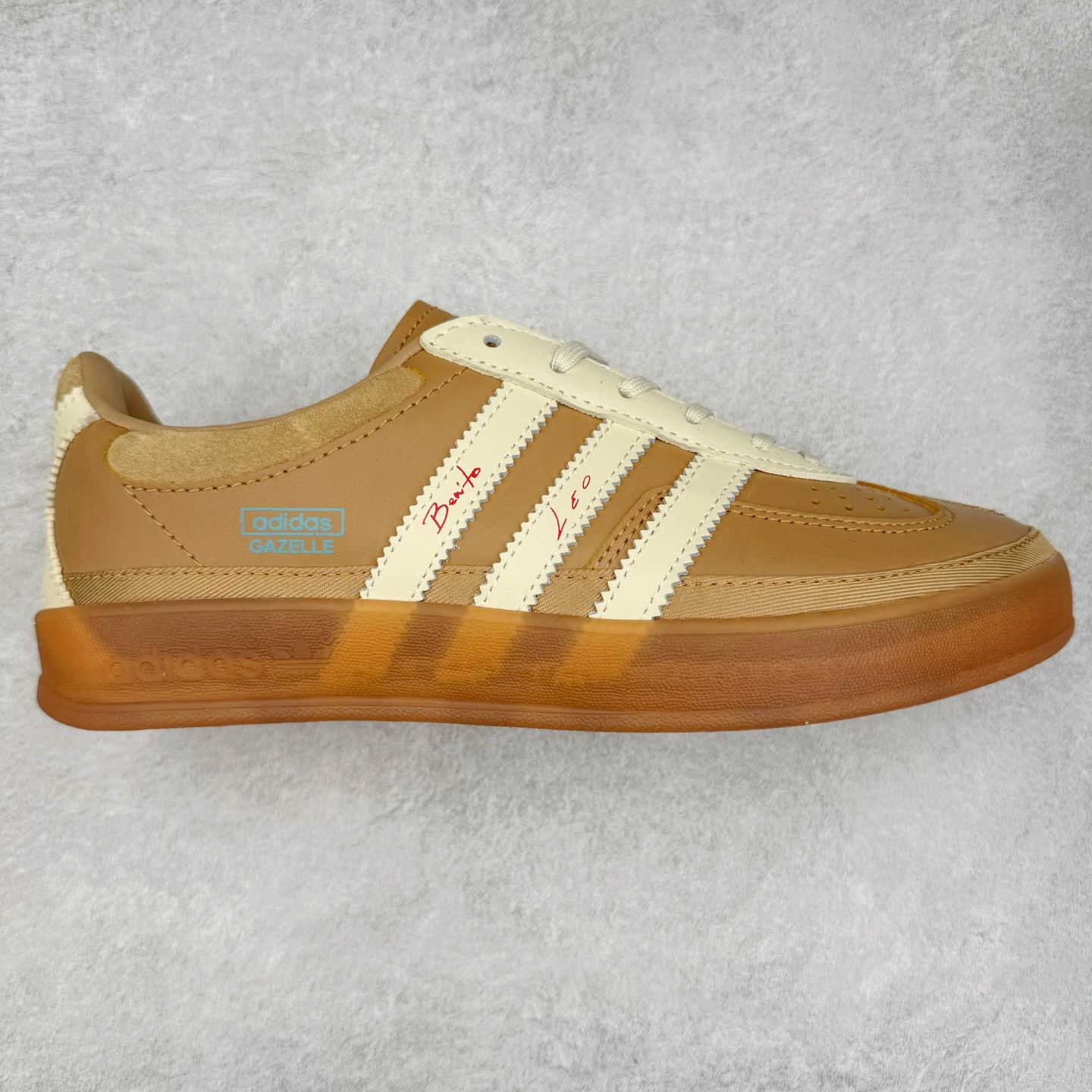 坏痞兔Bad Bunny x AD Gazelle Indoor Trainers 联名羚羊内训系列低帮复古百搭休闲运动德训风板鞋 JR0182 Bad Bunny本人在杂志拍摄时率先上脚带一波节奏，emm，手上拿的杂志封面还是Kylie，看来前女友和布克重新约会，这位哥也还是没放下啊…回到鞋款本身，整体选择了简约的黑白皮革搭配浅灰色长绒麂皮材质，最后以半透明生胶大底收尾，质感在线。不同于以往联名的调色盘操作，Bad Bunny对Gazelle indoor进行了加宽加厚处理，以及鞋头变形的设计，带来全新的歪头面包鞋型Gazelle。此外，鞋款标签直接呈现在后跟处，鞋侧adidas标识下方还加入了\\\”benito\\\”字样，辨识度拉满。尺码：35 36 36⅔ 37⅓ 38 38⅔ 39⅓ 40 40⅔ 41⅓ 42 42⅔ 43⅓ 44 44⅔ 45-选品中心