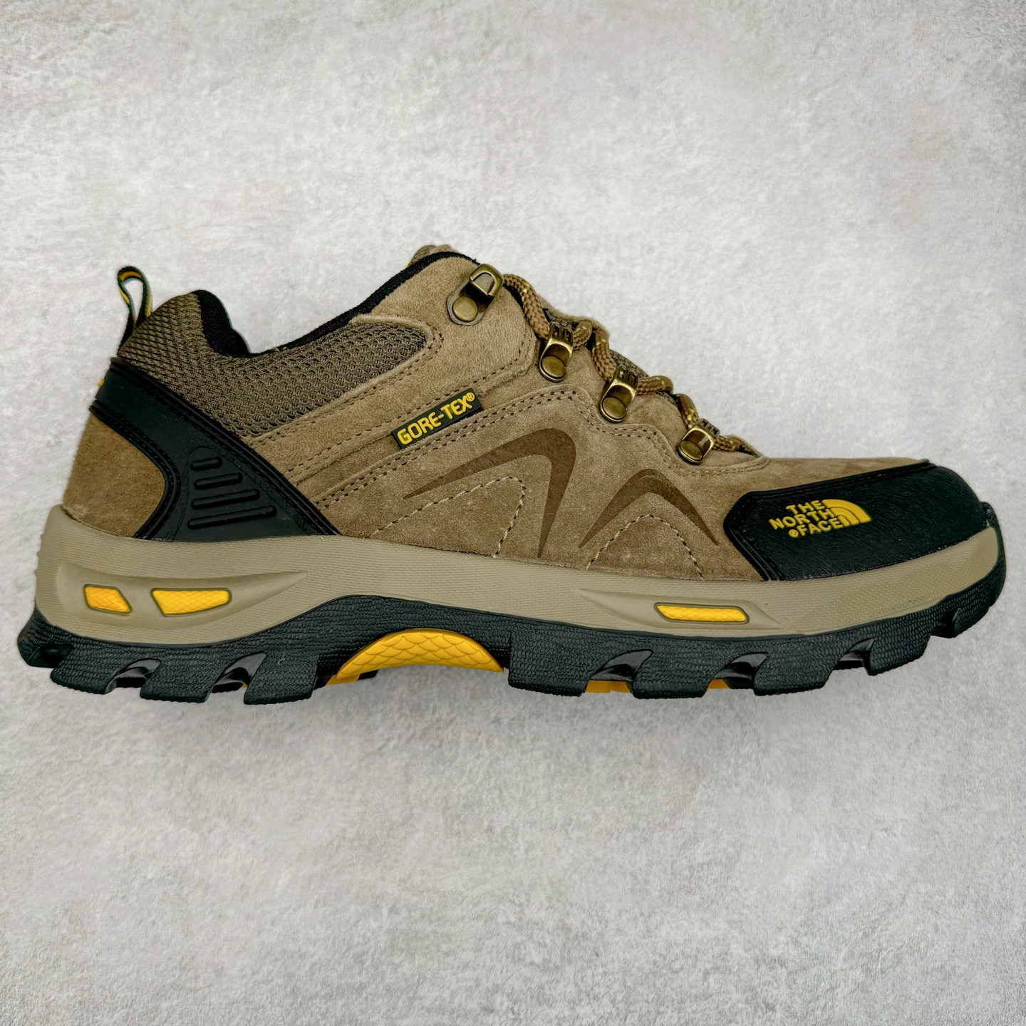 The North Face 北面 乐斯菲斯户外运动休闲登山鞋越野徒步鞋 广东大厂品质 面料采用进口磨砂牛皮 鞋底采用Vibram黄金大底 专门为鞋底设计的橡胶以出色的耐磨性 良好的防滑性或得不少户外运动爱好者的喜欢 专业户外登山品牌（北面）The North Face自1966年创立，由两位热爱登山徒步的年轻登山者于美西旧金山开创，不断透过研发与创新，并且将最先进的技术结合在服装与鞋款设计，生产多种外型帅气且专业能力非常强的户外运动装备而备受欢迎。尺码：40-45（运动鞋码）-选品中心