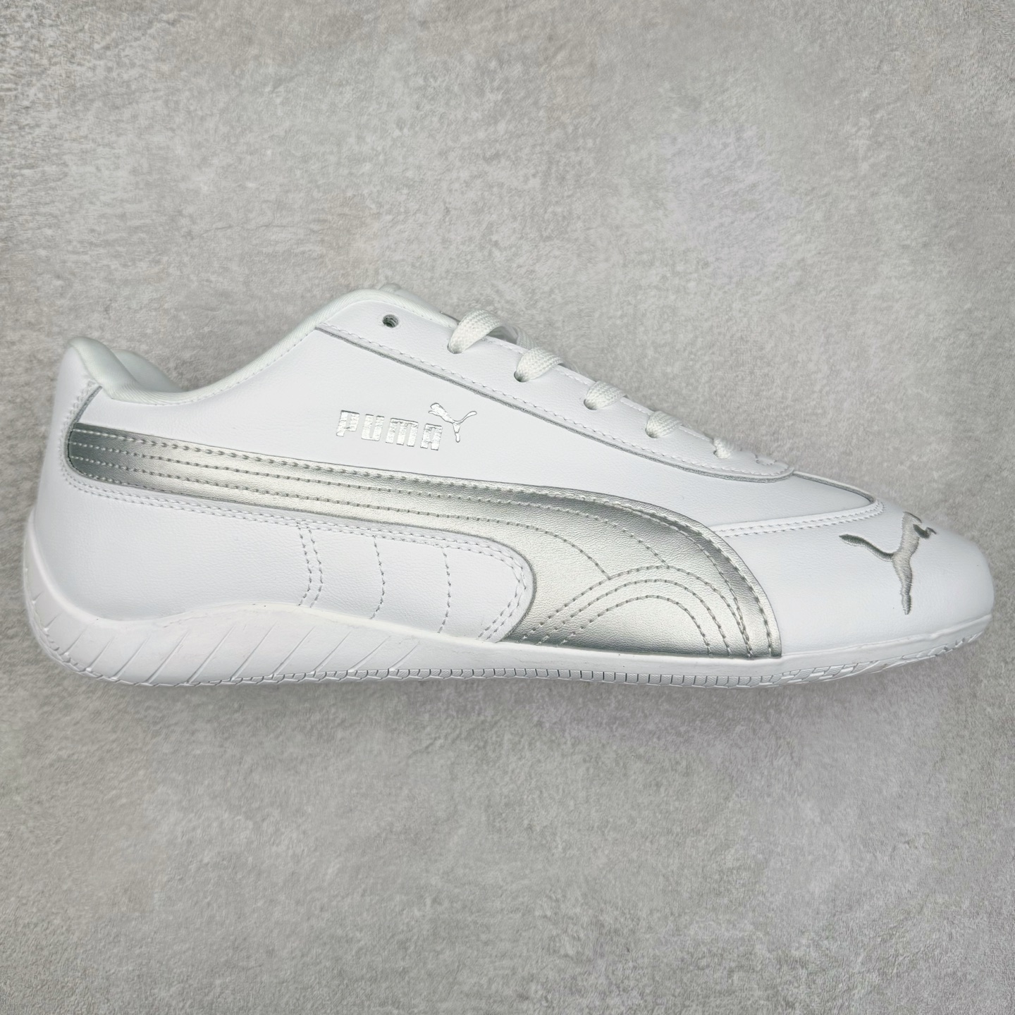 ＃TG特价福利 PUMA Speedca OG 彪马极速赛车系列低帮德训风拼接复古百搭休闲运动赛车鞋 鞋款从80、90年代赛车手所穿的防火赛车鞋为原型，鞋身线条模仿了赛车的流线廓形，体现了空气动力学原理的结构。简约流畅的外观，恰好又和贯穿其中的Formstrip Logo融合恰到好处，视觉上细节丰富且协调。本次Speedcat OG鞋款归来，最大看点自然式保留了窄版鞋型以及薄底构造。这两年各品牌鞋底越做越厚，Speedcat反其道而行之，上脚几乎无鞋底的效果带来耳目一新的视觉体验。鞋面依旧是以质感细腻的麂皮材质打造，并且大面积近乎全包裹的使用，复古味道也愈发浓烈。配色上更是将最原始的黑色和红色带回，向F1赛车队的标志性队服致敬。相信让各位一眼种草的更多是出挑的大红色，上脚即可瞬间点亮整体造型，在以球鞋为核心的OOTD中脱颖而出。而另一款黑色则是低调的万金油，彰显新潮个性的同时又不喧宾夺主，也是热爱简约系穿搭朋友的首选。 尺码：35.5 36 37 37.5 38 38.5 39 40 40.5 41 42 42.5 43 44 44.5 45-选品中心