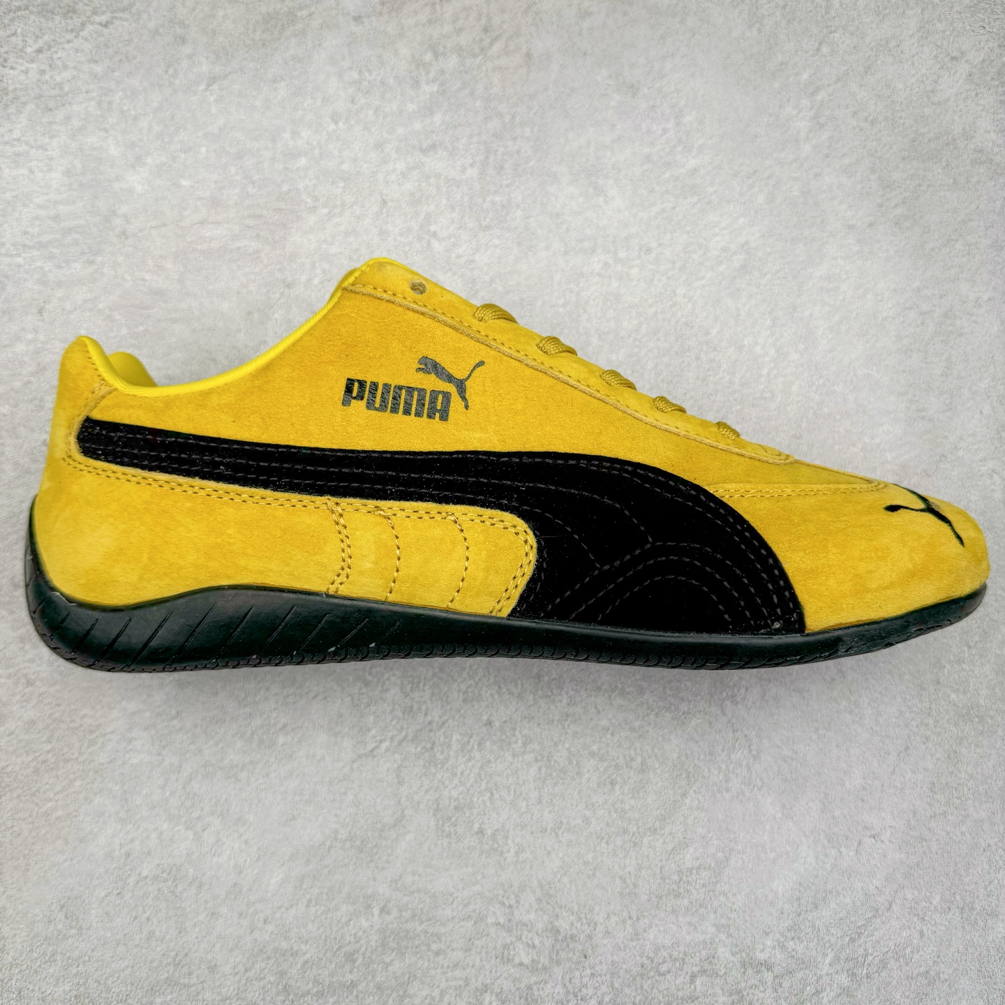 ＃TG特价福利 PUMA Speedca OG 彪马极速赛车系列低帮德训风拼接复古百搭休闲运动赛车鞋 鞋款从80、90年代赛车手所穿的防火赛车鞋为原型，鞋身线条模仿了赛车的流线廓形，体现了空气动力学原理的结构。简约流畅的外观，恰好又和贯穿其中的Formstrip Logo融合恰到好处，视觉上细节丰富且协调。本次Speedcat OG鞋款归来，最大看点自然式保留了窄版鞋型以及薄底构造。这两年各品牌鞋底越做越厚，Speedcat反其道而行之，上脚几乎无鞋底的效果带来耳目一新的视觉体验。鞋面依旧是以质感细腻的麂皮材质打造，并且大面积近乎全包裹的使用，复古味道也愈发浓烈。配色上更是将最原始的黑色和红色带回，向F1赛车队的标志性队服致敬。相信让各位一眼种草的更多是出挑的大红色，上脚即可瞬间点亮整体造型，在以球鞋为核心的OOTD中脱颖而出。而另一款黑色则是低调的万金油，彰显新潮个性的同时又不喧宾夺主，也是热爱简约系穿搭朋友的首选。 尺码：35.5 36 37 37.5 38 38.5 39 40 40.5 41 42 42.5 43 44 44.5 45-选品中心