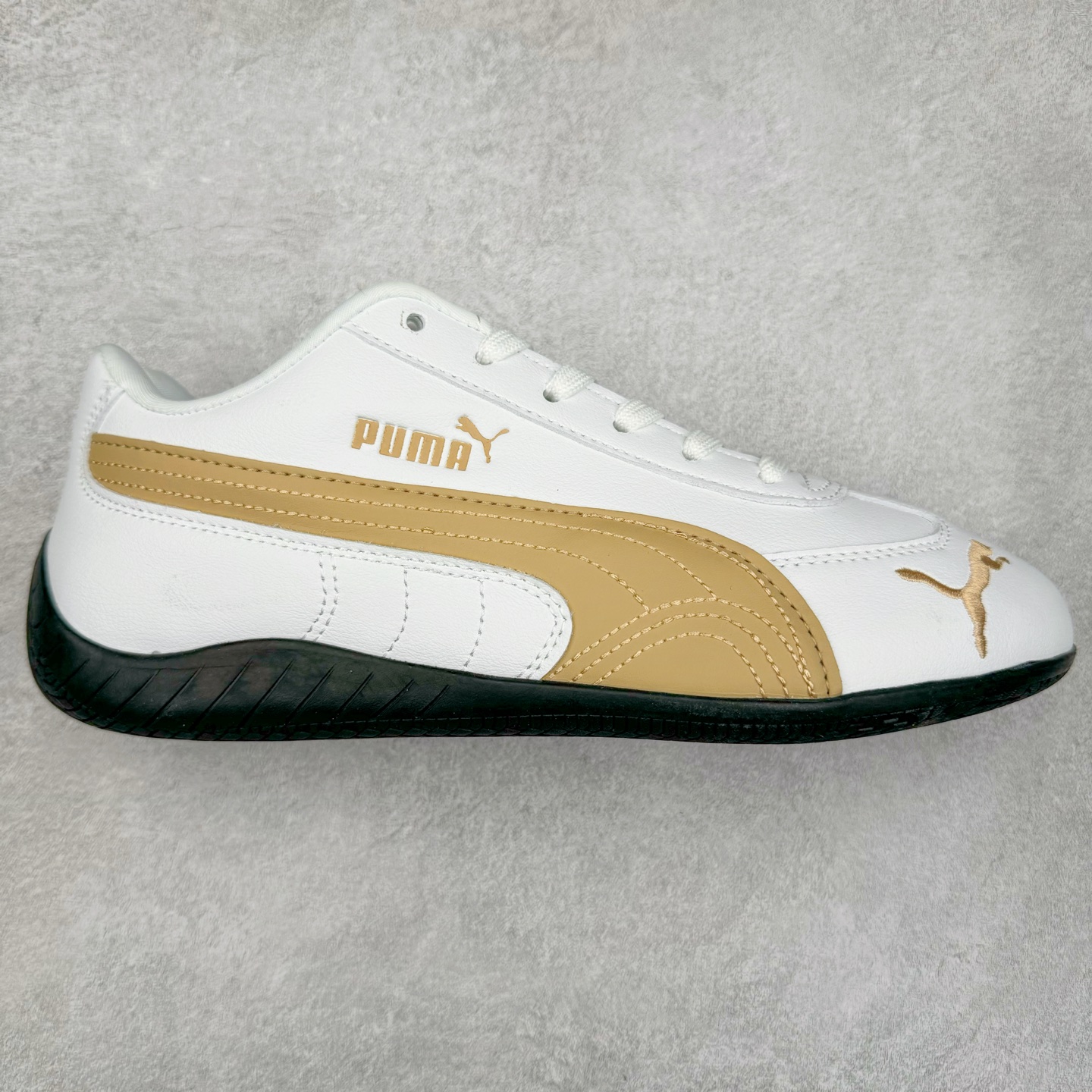 图片[11]-＃TG特价福利 PUMA Speedca OG 彪马极速赛车系列低帮德训风拼接复古百搭休闲运动赛车鞋 鞋款从80、90年代赛车手所穿的防火赛车鞋为原型，鞋身线条模仿了赛车的流线廓形，体现了空气动力学原理的结构。简约流畅的外观，恰好又和贯穿其中的Formstrip Logo融合恰到好处，视觉上细节丰富且协调。本次Speedcat OG鞋款归来，最大看点自然式保留了窄版鞋型以及薄底构造。这两年各品牌鞋底越做越厚，Speedcat反其道而行之，上脚几乎无鞋底的效果带来耳目一新的视觉体验。鞋面依旧是以质感细腻的麂皮材质打造，并且大面积近乎全包裹的使用，复古味道也愈发浓烈。配色上更是将最原始的黑色和红色带回，向F1赛车队的标志性队服致敬。相信让各位一眼种草的更多是出挑的大红色，上脚即可瞬间点亮整体造型，在以球鞋为核心的OOTD中脱颖而出。而另一款黑色则是低调的万金油，彰显新潮个性的同时又不喧宾夺主，也是热爱简约系穿搭朋友的首选。 尺码：35.5 36 37 37.5 38 38.5 39 40 40.5 41 42 42.5 43 44 44.5 45-选品中心