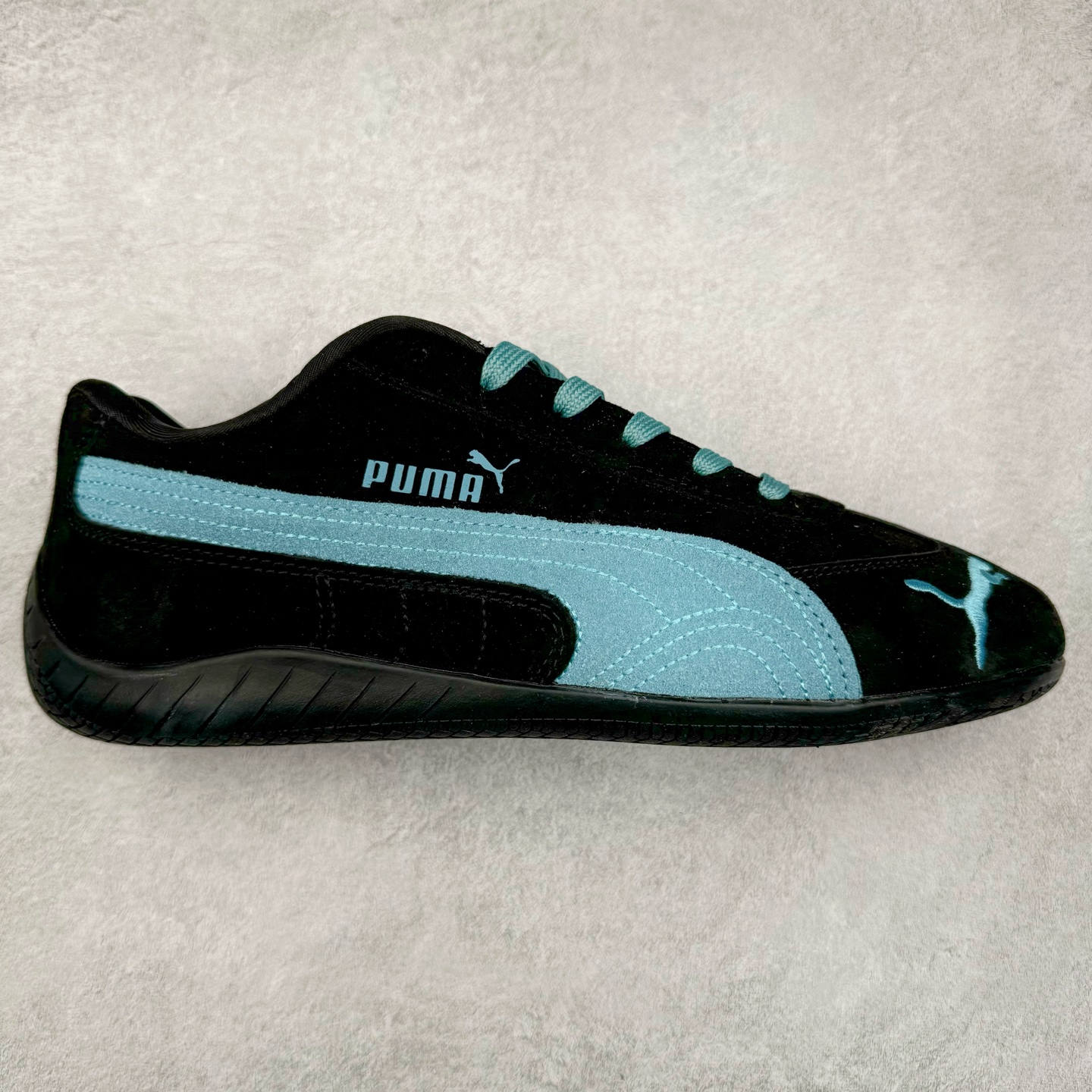 ＃TG特价福利 PUMA Speedca OG 彪马极速赛车系列低帮德训风拼接复古百搭休闲运动赛车鞋 鞋款从80、90年代赛车手所穿的防火赛车鞋为原型，鞋身线条模仿了赛车的流线廓形，体现了空气动力学原理的结构。简约流畅的外观，恰好又和贯穿其中的Formstrip Logo融合恰到好处，视觉上细节丰富且协调。本次Speedcat OG鞋款归来，最大看点自然式保留了窄版鞋型以及薄底构造。这两年各品牌鞋底越做越厚，Speedcat反其道而行之，上脚几乎无鞋底的效果带来耳目一新的视觉体验。鞋面依旧是以质感细腻的麂皮材质打造，并且大面积近乎全包裹的使用，复古味道也愈发浓烈。配色上更是将最原始的黑色和红色带回，向F1赛车队的标志性队服致敬。相信让各位一眼种草的更多是出挑的大红色，上脚即可瞬间点亮整体造型，在以球鞋为核心的OOTD中脱颖而出。而另一款黑色则是低调的万金油，彰显新潮个性的同时又不喧宾夺主，也是热爱简约系穿搭朋友的首选。 尺码：35.5 36 37 37.5 38 38.5 39 40 40.5 41 42 42.5 43 44 44.5 45-选品中心