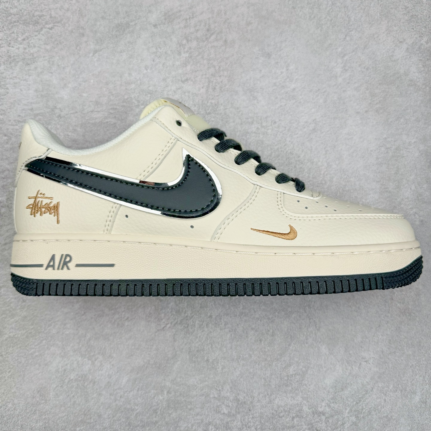 NK Air Force 1´07 Low 空军一号低帮百搭休闲运动板鞋 XZ6188-705 柔软、弹性十足的缓震性能和出色的中底设计 横跨复古与现代的外型结合 造就出风靡全球 三十多年的Force 1 直到今天还深受青睐 实拍调校N版已经零色差零失真 百分百还原实物色彩所见即所得 不存在货不对板色差等低级问题 选购参考实物拍摄 不混卖不参货 只用心做好货严格选品 承诺混一赔十 尺码：36 36.5 37.5 38 38.5 39 40 40.5 41 42 42.5 43 44 44.5 45 46-选品中心