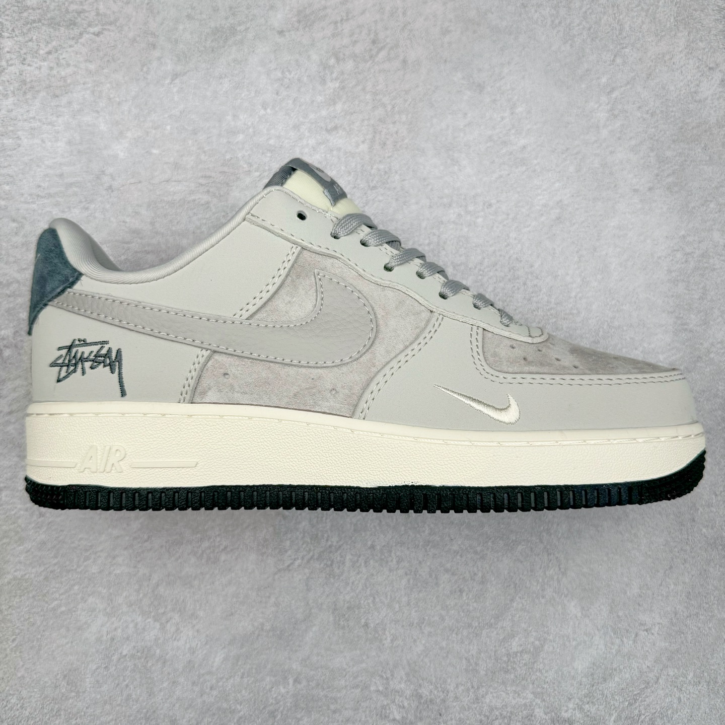 NK Air Force 1´07 Low 空军一号低帮百搭休闲运动板鞋 KK1988-055 柔软、弹性十足的缓震性能和出色的中底设计 横跨复古与现代的外型结合 造就出风靡全球 三十多年的Force 1 直到今天还深受青睐 实拍调校N版已经零色差零失真 百分百还原实物色彩所见即所得 不存在货不对板色差等低级问题 选购参考实物拍摄 不混卖不参货 只用心做好货严格选品 承诺混一赔十 尺码：36 36.5 37.5 38 38.5 39 40 40.5 41 42 42.5 43 44 44.5 45 46-选品中心