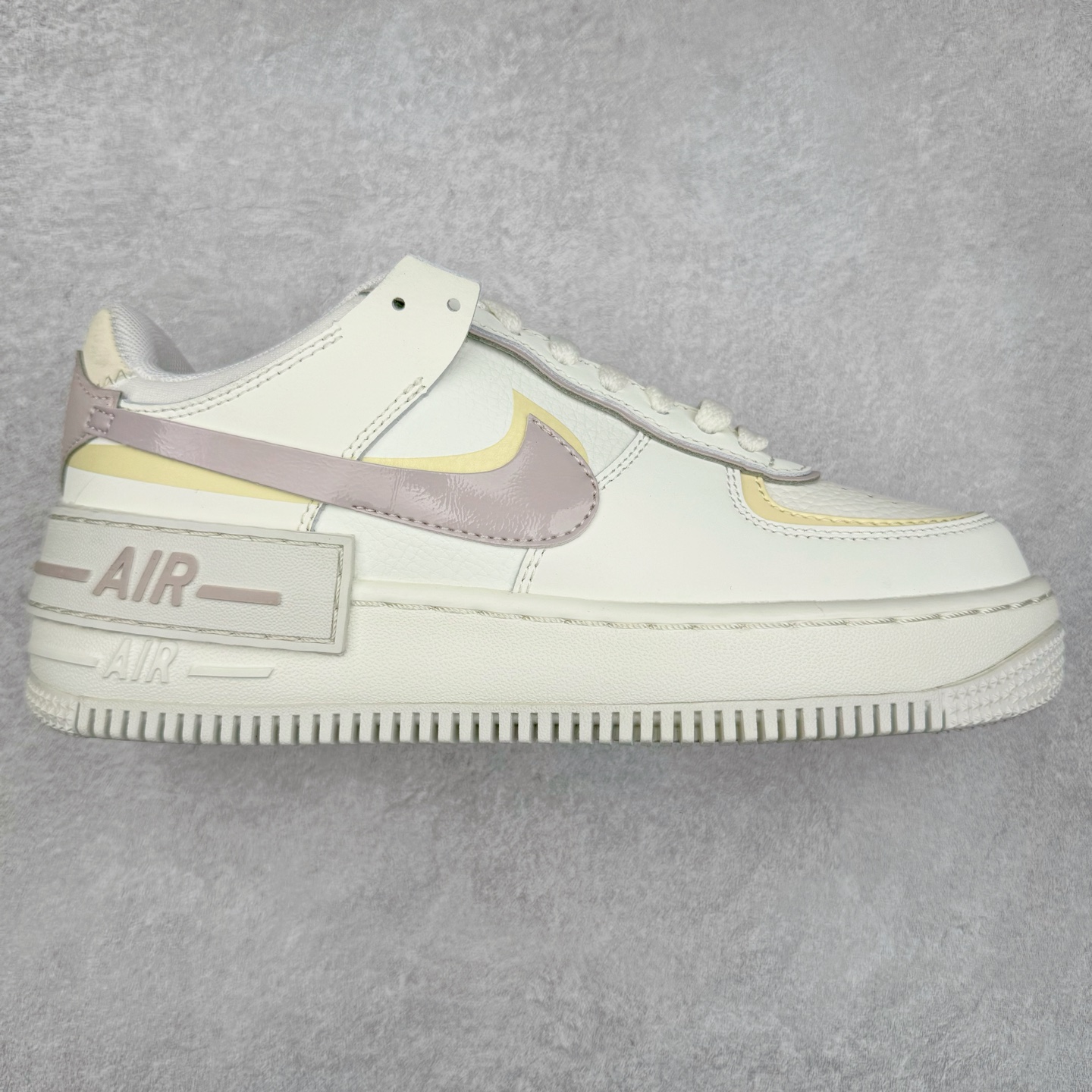 NK WMNS Air Force 1 Shadow 全新少女系解构主义设计 空军一号马卡龙板鞋 DZ1847-104鞋款以“双重swoosh标志叠加”为特色，在细节上呈现多层次的设计。以大胆的设计手法，重新演绎这些非凡而鲜明的经典元素，将它们以前卫又优雅的方式突显出来。在各种标志性特征之外又呈现新鲜设计。每一款新作都以女性受众为设计考量，承袭The 1s Reimagined女子鞋款之强势力量，同时坚定一个信念：真正的经典，是在不断的超越与重塑中延续的。尺码：35.5 36 36.5 37.5 38 38.5 39 40-选品中心