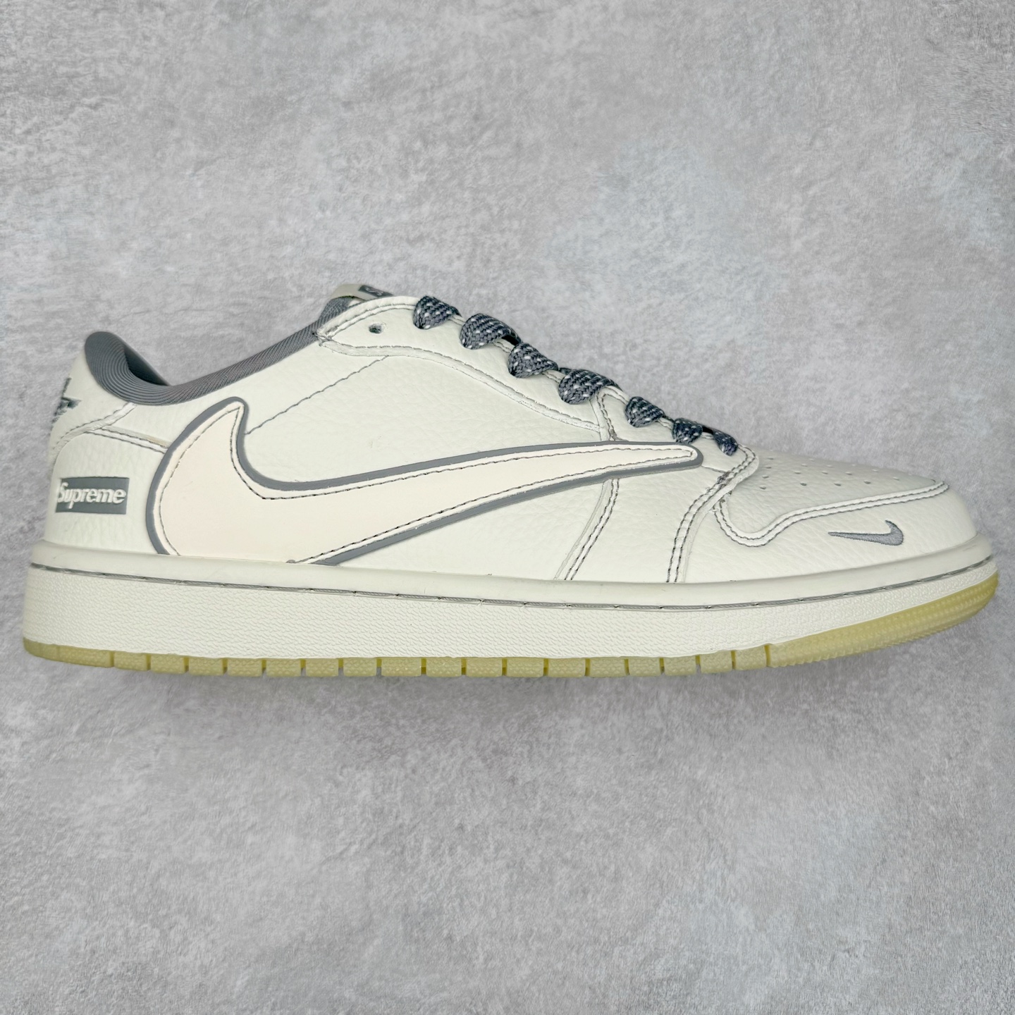 TS x Air Jordan AJ1 Low 倒钩低帮联名定制配色 CH6336-011 原厂内置气垫魔块 A模大底 头层小牛皮 鞋舌AJ原厂专用牛津布+AJ专用反口珍珠布+原厂无杂质高弹内里海棉+特殊封边弹力鞋带 实拍调校N版已经零色差零失真 百分百还原实物色彩所见即所得 不存在货不对板色差等低级问题 选购参考实物拍摄 不混卖不参货 只用心做好货严格选品 承诺混一赔十 尺码：36 36.5 37.5 38 38.5 39 40 40.5 41 42 42.5 43 44 44.5 45-选品中心