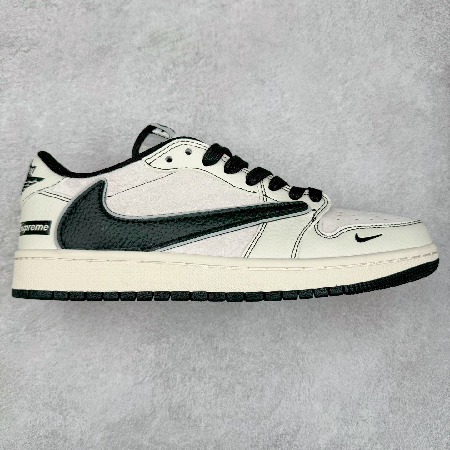 TS x Air Jordan AJ1 Low 倒钩低帮联名定制配色 XS2268-080 原厂内置气垫魔块 A模大底 头层小牛皮 鞋舌AJ原厂专用牛津布+AJ专用反口珍珠布+原厂无杂质高弹内里海棉+特殊封边弹力鞋带 实拍调校N版已经零色差零失真 百分百还原实物色彩所见即所得 不存在货不对板色差等低级问题 选购参考实物拍摄 不混卖不参货 只用心做好货严格选品 承诺混一赔十 尺码：36 36.5 37.5 38 38.5 39 40 40.5 41 42 42.5 43 44 44.5 45-选品中心