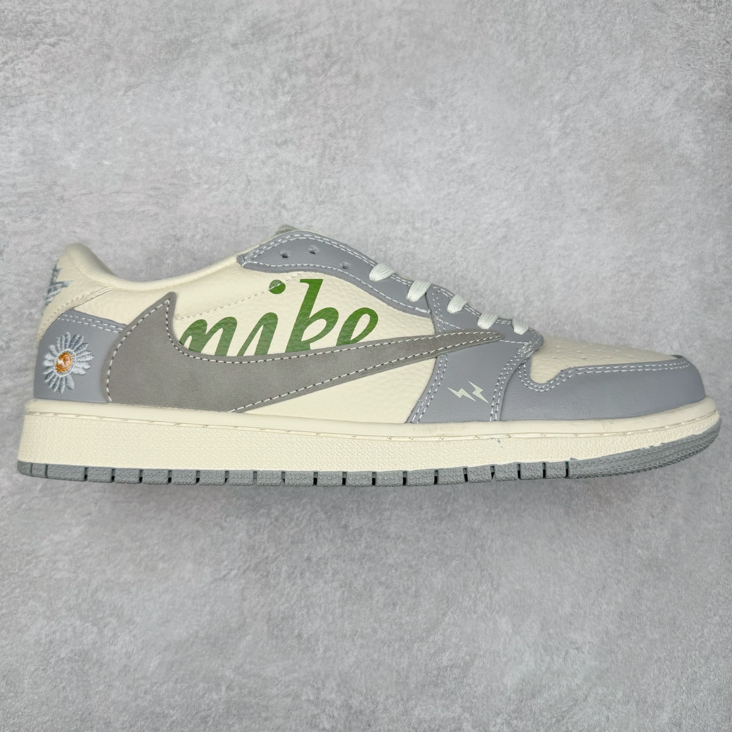 TS x Air Jordan AJ1 Low 倒钩低帮联名定制配色 XS2024-018 原厂内置气垫魔块 A模大底 头层小牛皮 鞋舌AJ原厂专用牛津布+AJ专用反口珍珠布+原厂无杂质高弹内里海棉+特殊封边弹力鞋带 实拍调校N版已经零色差零失真 百分百还原实物色彩所见即所得 不存在货不对板色差等低级问题 选购参考实物拍摄 不混卖不参货 只用心做好货严格选品 承诺混一赔十 尺码：36 36.5 37.5 38 38.5 39 40 40.5 41 42 42.5 43 44 44.5 45-选品中心