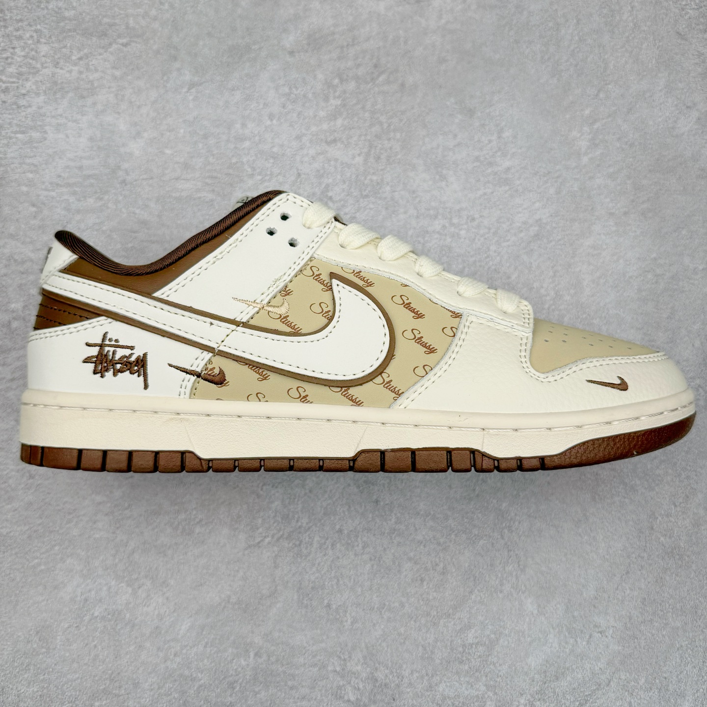 NK Dunk Low 定制配色 SJ1089-001 大厂出品 极力推荐 原装头层材料 独家版型蒸餾加工帶來的是更好的视觉和脚感体验大厂纯原品质出货 清洁度 电绣工艺 皮料切割干净无任何毛边 细节完美 实拍调校N版已经零色差零失真 百分百还原实物色彩所见即所得 不存在货不对板色差等低级问题 选购参考实物拍摄 不混卖不参货 只用心做好货严格选品 承诺混一赔十 尺码：36 36.5 37.5 38 38.5 39 40 40.5 41 42 42.5 43 44 44.5 45-选品中心