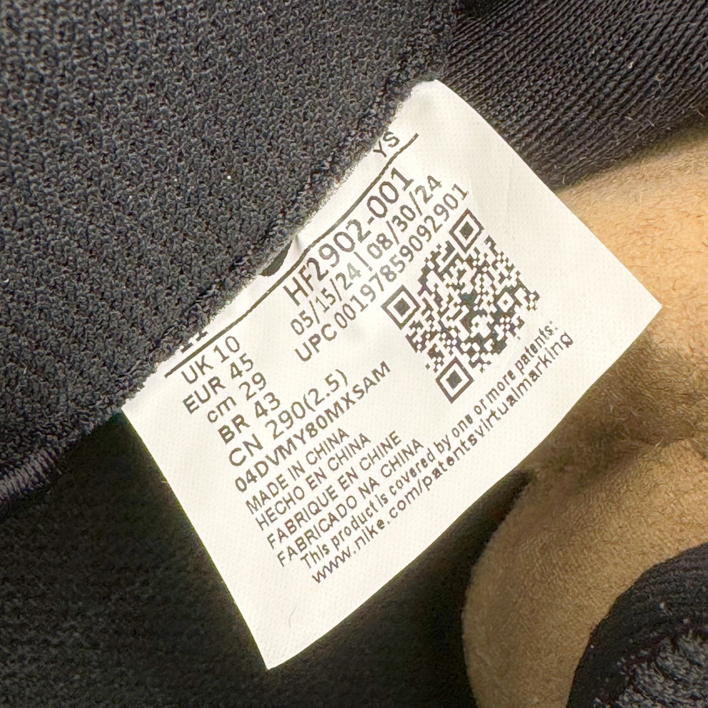 图片[18]-NK Air Foamposite One 黑绿喷 HF2902-001 莞产原底面 公司渠道同模具 鞋型发泡360度无死角 双层Zoom气垫植入 中底完美注胶 搭载原厂碳纤维材质 诞生于1997年的NK Air Foamposite系列可以说是整个球鞋历史上最为经典的系列之一 也就是我们常说的“喷”和“泡” 其中“喷”由Foamposite One代言人Penny的英文音译而来 而“泡”则来源于另一款鞋型 Foamposite Pro中\\\”pro\\\”的音译 在诞生初期 由于高昂的造价以及超前的外形 Foamposite系列的反对者不在少数 甚至有人认为这款鞋会毁掉整个球鞋行业 但事实证明这双灵感来自于甲虫 自带“黑科技”鞋面以及双层Zoom+大块碳板的太空球鞋不仅受到了大众的接受与追捧 并且成功的影响了篮球鞋的发展 尺码：38.5 39 40 40.5 41 42 42.5 43 44 44.5 45 46-选品中心