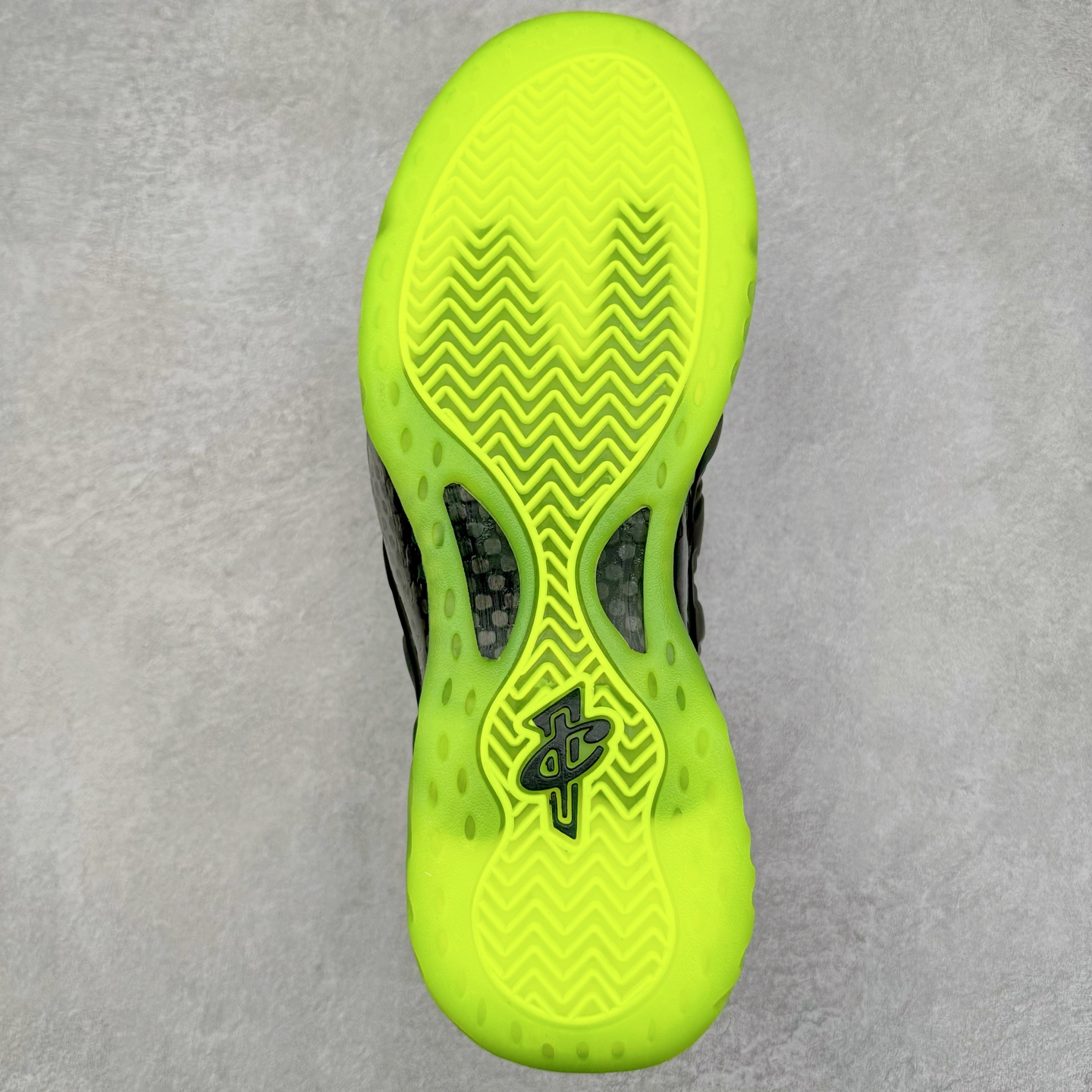 图片[9]-NK Air Foamposite One 黑绿喷 HF2902-001 莞产原底面 公司渠道同模具 鞋型发泡360度无死角 双层Zoom气垫植入 中底完美注胶 搭载原厂碳纤维材质 诞生于1997年的NK Air Foamposite系列可以说是整个球鞋历史上最为经典的系列之一 也就是我们常说的“喷”和“泡” 其中“喷”由Foamposite One代言人Penny的英文音译而来 而“泡”则来源于另一款鞋型 Foamposite Pro中\\\”pro\\\”的音译 在诞生初期 由于高昂的造价以及超前的外形 Foamposite系列的反对者不在少数 甚至有人认为这款鞋会毁掉整个球鞋行业 但事实证明这双灵感来自于甲虫 自带“黑科技”鞋面以及双层Zoom+大块碳板的太空球鞋不仅受到了大众的接受与追捧 并且成功的影响了篮球鞋的发展 尺码：38.5 39 40 40.5 41 42 42.5 43 44 44.5 45 46-选品中心