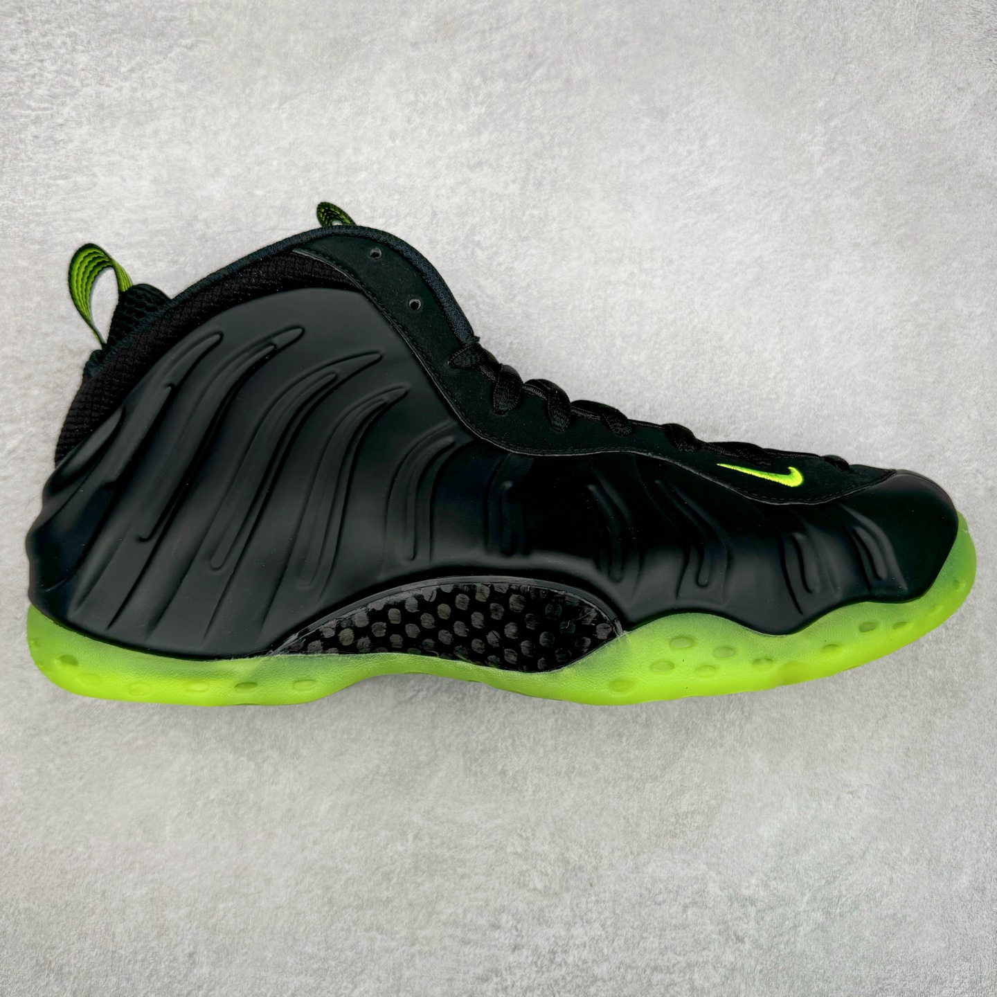 NK Air Foamposite One 黑绿喷 HF2902-001 莞产原底面 公司渠道同模具 鞋型发泡360度无死角 双层Zoom气垫植入 中底完美注胶 搭载原厂碳纤维材质 诞生于1997年的NK Air Foamposite系列可以说是整个球鞋历史上最为经典的系列之一 也就是我们常说的“喷”和“泡” 其中“喷”由Foamposite One代言人Penny的英文音译而来 而“泡”则来源于另一款鞋型 Foamposite Pro中\\\