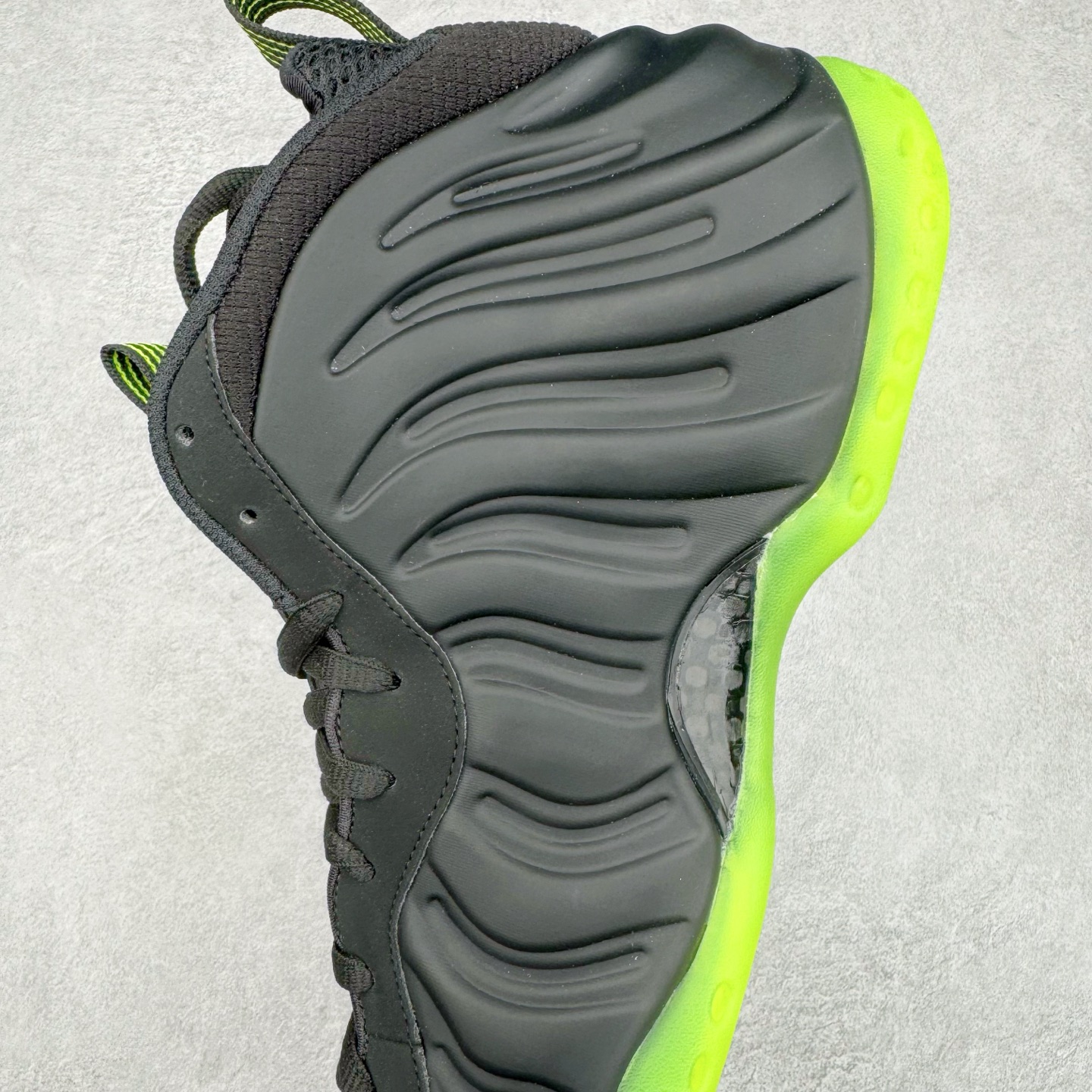 图片[7]-NK Air Foamposite One 黑绿喷 HF2902-001 莞产原底面 公司渠道同模具 鞋型发泡360度无死角 双层Zoom气垫植入 中底完美注胶 搭载原厂碳纤维材质 诞生于1997年的NK Air Foamposite系列可以说是整个球鞋历史上最为经典的系列之一 也就是我们常说的“喷”和“泡” 其中“喷”由Foamposite One代言人Penny的英文音译而来 而“泡”则来源于另一款鞋型 Foamposite Pro中\\\”pro\\\”的音译 在诞生初期 由于高昂的造价以及超前的外形 Foamposite系列的反对者不在少数 甚至有人认为这款鞋会毁掉整个球鞋行业 但事实证明这双灵感来自于甲虫 自带“黑科技”鞋面以及双层Zoom+大块碳板的太空球鞋不仅受到了大众的接受与追捧 并且成功的影响了篮球鞋的发展 尺码：38.5 39 40 40.5 41 42 42.5 43 44 44.5 45 46-选品中心