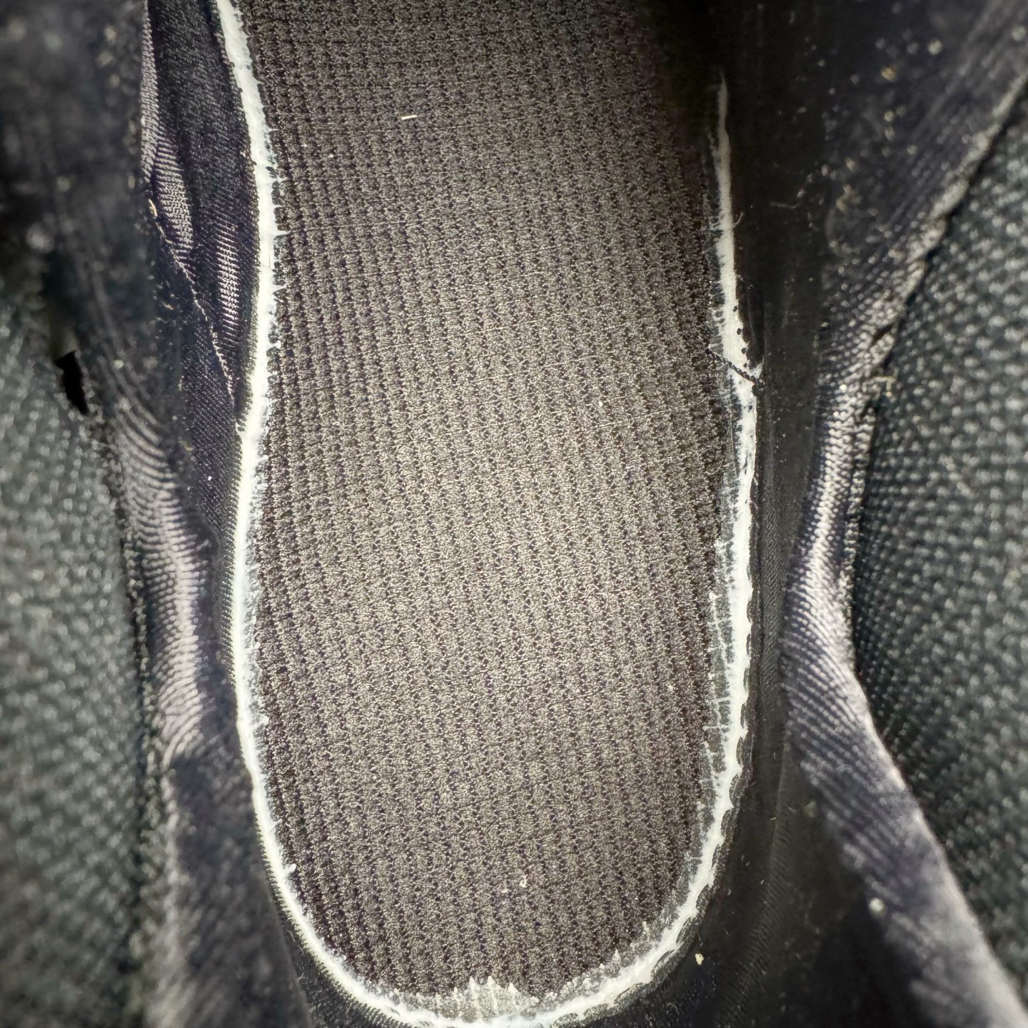 图片[20]-NK Air Foamposite One 黑绿喷 HF2902-001 莞产原底面 公司渠道同模具 鞋型发泡360度无死角 双层Zoom气垫植入 中底完美注胶 搭载原厂碳纤维材质 诞生于1997年的NK Air Foamposite系列可以说是整个球鞋历史上最为经典的系列之一 也就是我们常说的“喷”和“泡” 其中“喷”由Foamposite One代言人Penny的英文音译而来 而“泡”则来源于另一款鞋型 Foamposite Pro中\\\”pro\\\”的音译 在诞生初期 由于高昂的造价以及超前的外形 Foamposite系列的反对者不在少数 甚至有人认为这款鞋会毁掉整个球鞋行业 但事实证明这双灵感来自于甲虫 自带“黑科技”鞋面以及双层Zoom+大块碳板的太空球鞋不仅受到了大众的接受与追捧 并且成功的影响了篮球鞋的发展 尺码：38.5 39 40 40.5 41 42 42.5 43 44 44.5 45 46-选品中心