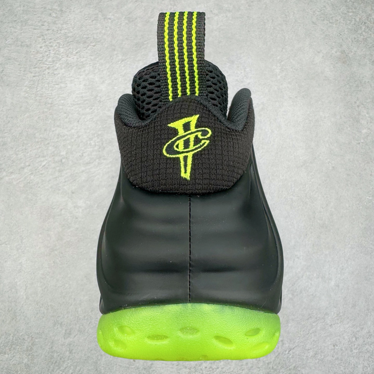 图片[8]-NK Air Foamposite One 黑绿喷 HF2902-001 莞产原底面 公司渠道同模具 鞋型发泡360度无死角 双层Zoom气垫植入 中底完美注胶 搭载原厂碳纤维材质 诞生于1997年的NK Air Foamposite系列可以说是整个球鞋历史上最为经典的系列之一 也就是我们常说的“喷”和“泡” 其中“喷”由Foamposite One代言人Penny的英文音译而来 而“泡”则来源于另一款鞋型 Foamposite Pro中\\\”pro\\\”的音译 在诞生初期 由于高昂的造价以及超前的外形 Foamposite系列的反对者不在少数 甚至有人认为这款鞋会毁掉整个球鞋行业 但事实证明这双灵感来自于甲虫 自带“黑科技”鞋面以及双层Zoom+大块碳板的太空球鞋不仅受到了大众的接受与追捧 并且成功的影响了篮球鞋的发展 尺码：38.5 39 40 40.5 41 42 42.5 43 44 44.5 45 46-选品中心