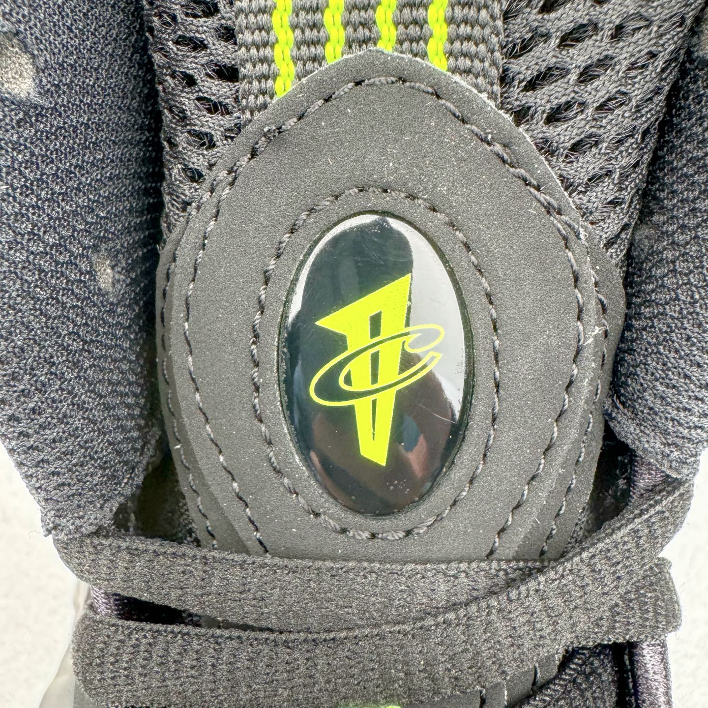 图片[17]-NK Air Foamposite One 黑绿喷 HF2902-001 莞产原底面 公司渠道同模具 鞋型发泡360度无死角 双层Zoom气垫植入 中底完美注胶 搭载原厂碳纤维材质 诞生于1997年的NK Air Foamposite系列可以说是整个球鞋历史上最为经典的系列之一 也就是我们常说的“喷”和“泡” 其中“喷”由Foamposite One代言人Penny的英文音译而来 而“泡”则来源于另一款鞋型 Foamposite Pro中\\\”pro\\\”的音译 在诞生初期 由于高昂的造价以及超前的外形 Foamposite系列的反对者不在少数 甚至有人认为这款鞋会毁掉整个球鞋行业 但事实证明这双灵感来自于甲虫 自带“黑科技”鞋面以及双层Zoom+大块碳板的太空球鞋不仅受到了大众的接受与追捧 并且成功的影响了篮球鞋的发展 尺码：38.5 39 40 40.5 41 42 42.5 43 44 44.5 45 46-选品中心