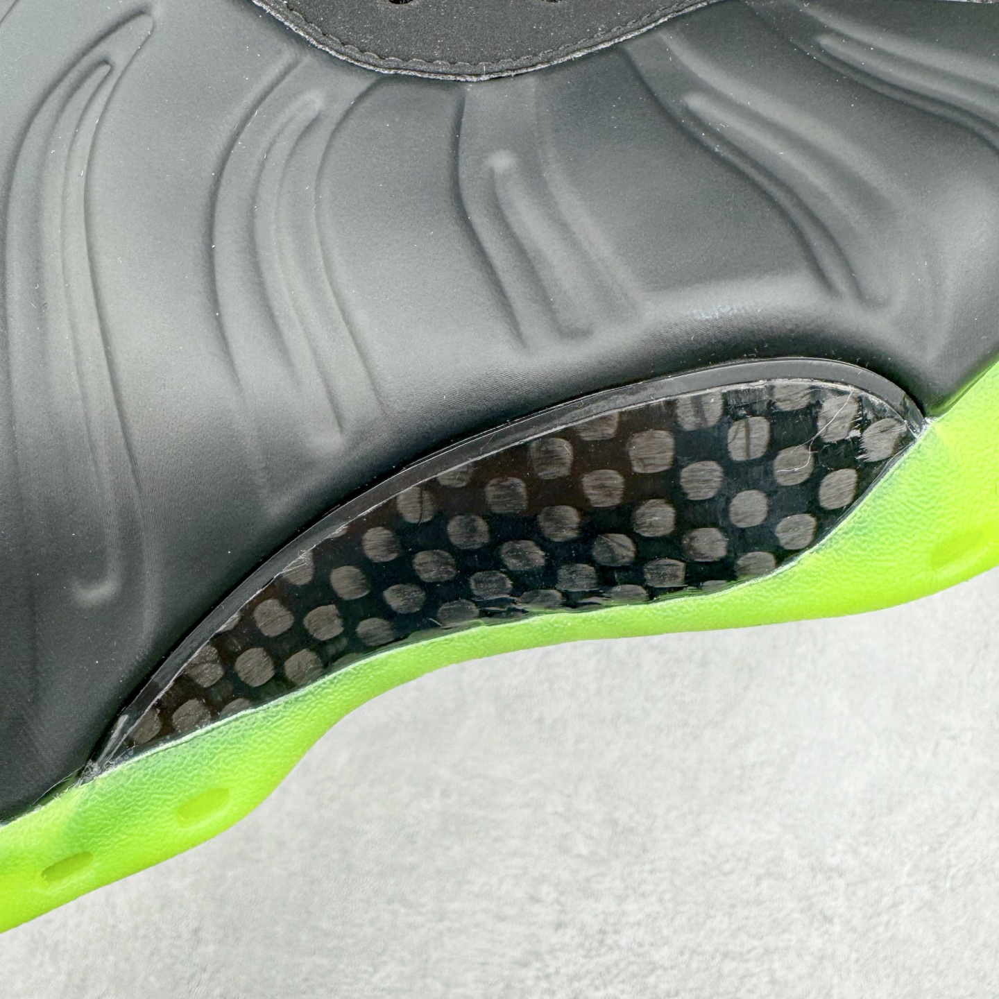 图片[13]-NK Air Foamposite One 黑绿喷 HF2902-001 莞产原底面 公司渠道同模具 鞋型发泡360度无死角 双层Zoom气垫植入 中底完美注胶 搭载原厂碳纤维材质 诞生于1997年的NK Air Foamposite系列可以说是整个球鞋历史上最为经典的系列之一 也就是我们常说的“喷”和“泡” 其中“喷”由Foamposite One代言人Penny的英文音译而来 而“泡”则来源于另一款鞋型 Foamposite Pro中\\\”pro\\\”的音译 在诞生初期 由于高昂的造价以及超前的外形 Foamposite系列的反对者不在少数 甚至有人认为这款鞋会毁掉整个球鞋行业 但事实证明这双灵感来自于甲虫 自带“黑科技”鞋面以及双层Zoom+大块碳板的太空球鞋不仅受到了大众的接受与追捧 并且成功的影响了篮球鞋的发展 尺码：38.5 39 40 40.5 41 42 42.5 43 44 44.5 45 46-选品中心