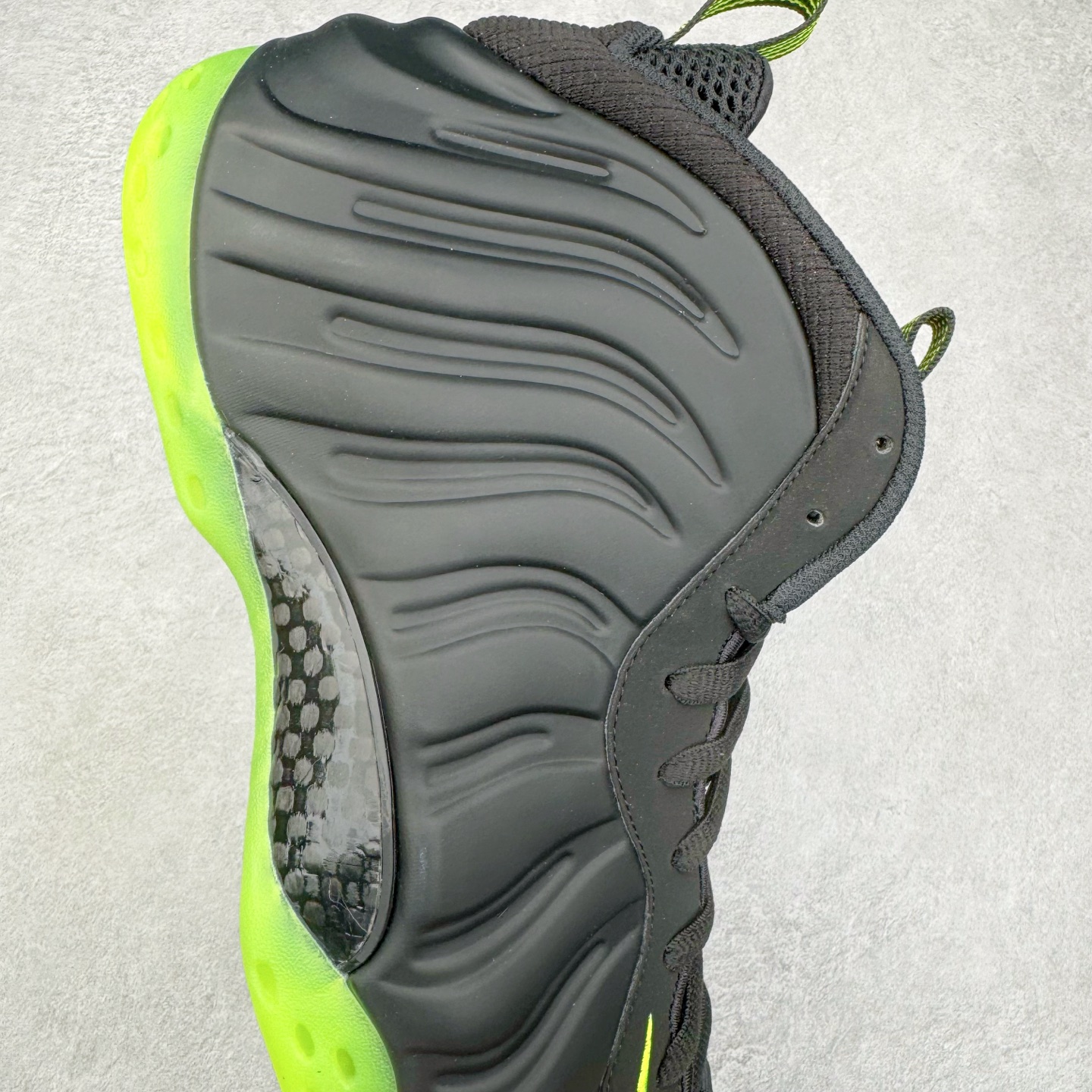 图片[6]-NK Air Foamposite One 黑绿喷 HF2902-001 莞产原底面 公司渠道同模具 鞋型发泡360度无死角 双层Zoom气垫植入 中底完美注胶 搭载原厂碳纤维材质 诞生于1997年的NK Air Foamposite系列可以说是整个球鞋历史上最为经典的系列之一 也就是我们常说的“喷”和“泡” 其中“喷”由Foamposite One代言人Penny的英文音译而来 而“泡”则来源于另一款鞋型 Foamposite Pro中\\\”pro\\\”的音译 在诞生初期 由于高昂的造价以及超前的外形 Foamposite系列的反对者不在少数 甚至有人认为这款鞋会毁掉整个球鞋行业 但事实证明这双灵感来自于甲虫 自带“黑科技”鞋面以及双层Zoom+大块碳板的太空球鞋不仅受到了大众的接受与追捧 并且成功的影响了篮球鞋的发展 尺码：38.5 39 40 40.5 41 42 42.5 43 44 44.5 45 46-选品中心