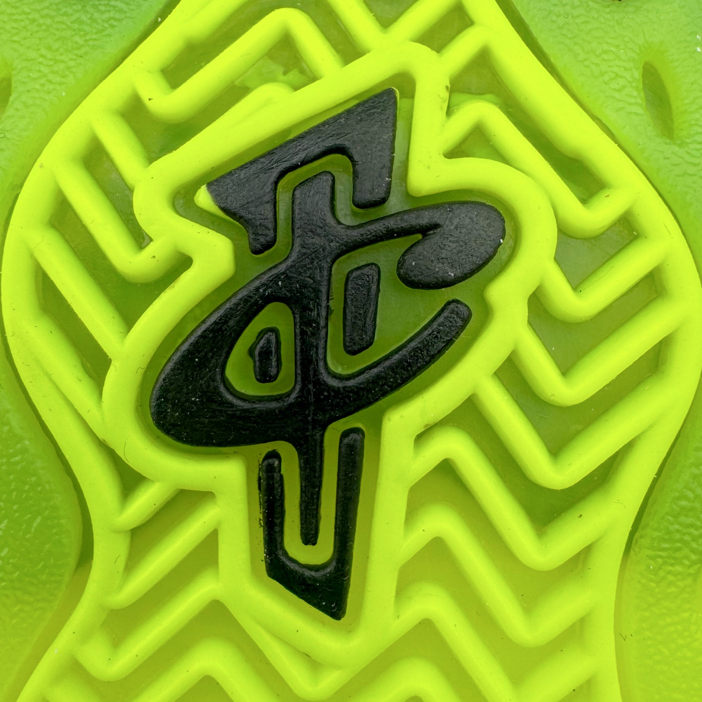 图片[12]-NK Air Foamposite One 黑绿喷 HF2902-001 莞产原底面 公司渠道同模具 鞋型发泡360度无死角 双层Zoom气垫植入 中底完美注胶 搭载原厂碳纤维材质 诞生于1997年的NK Air Foamposite系列可以说是整个球鞋历史上最为经典的系列之一 也就是我们常说的“喷”和“泡” 其中“喷”由Foamposite One代言人Penny的英文音译而来 而“泡”则来源于另一款鞋型 Foamposite Pro中\\\”pro\\\”的音译 在诞生初期 由于高昂的造价以及超前的外形 Foamposite系列的反对者不在少数 甚至有人认为这款鞋会毁掉整个球鞋行业 但事实证明这双灵感来自于甲虫 自带“黑科技”鞋面以及双层Zoom+大块碳板的太空球鞋不仅受到了大众的接受与追捧 并且成功的影响了篮球鞋的发展 尺码：38.5 39 40 40.5 41 42 42.5 43 44 44.5 45 46-选品中心