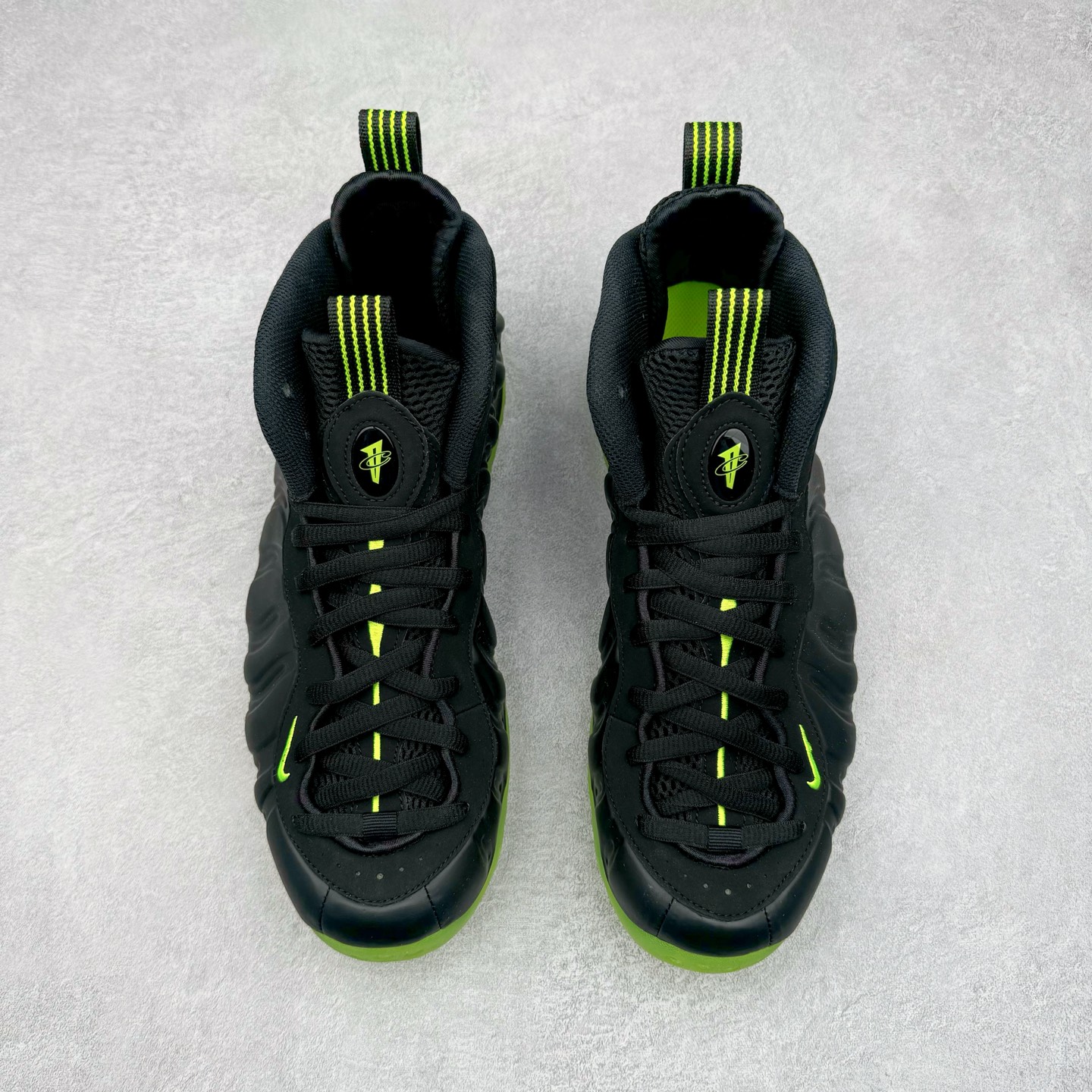 图片[2]-NK Air Foamposite One 黑绿喷 HF2902-001 莞产原底面 公司渠道同模具 鞋型发泡360度无死角 双层Zoom气垫植入 中底完美注胶 搭载原厂碳纤维材质 诞生于1997年的NK Air Foamposite系列可以说是整个球鞋历史上最为经典的系列之一 也就是我们常说的“喷”和“泡” 其中“喷”由Foamposite One代言人Penny的英文音译而来 而“泡”则来源于另一款鞋型 Foamposite Pro中\\\”pro\\\”的音译 在诞生初期 由于高昂的造价以及超前的外形 Foamposite系列的反对者不在少数 甚至有人认为这款鞋会毁掉整个球鞋行业 但事实证明这双灵感来自于甲虫 自带“黑科技”鞋面以及双层Zoom+大块碳板的太空球鞋不仅受到了大众的接受与追捧 并且成功的影响了篮球鞋的发展 尺码：38.5 39 40 40.5 41 42 42.5 43 44 44.5 45 46-选品中心