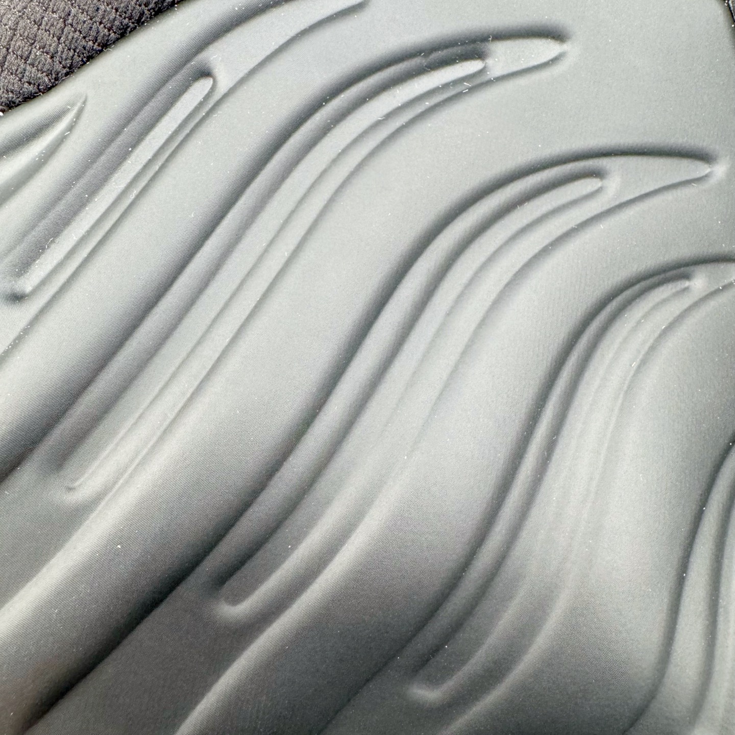 图片[14]-NK Air Foamposite One 黑绿喷 HF2902-001 莞产原底面 公司渠道同模具 鞋型发泡360度无死角 双层Zoom气垫植入 中底完美注胶 搭载原厂碳纤维材质 诞生于1997年的NK Air Foamposite系列可以说是整个球鞋历史上最为经典的系列之一 也就是我们常说的“喷”和“泡” 其中“喷”由Foamposite One代言人Penny的英文音译而来 而“泡”则来源于另一款鞋型 Foamposite Pro中\\\”pro\\\”的音译 在诞生初期 由于高昂的造价以及超前的外形 Foamposite系列的反对者不在少数 甚至有人认为这款鞋会毁掉整个球鞋行业 但事实证明这双灵感来自于甲虫 自带“黑科技”鞋面以及双层Zoom+大块碳板的太空球鞋不仅受到了大众的接受与追捧 并且成功的影响了篮球鞋的发展 尺码：38.5 39 40 40.5 41 42 42.5 43 44 44.5 45 46-选品中心