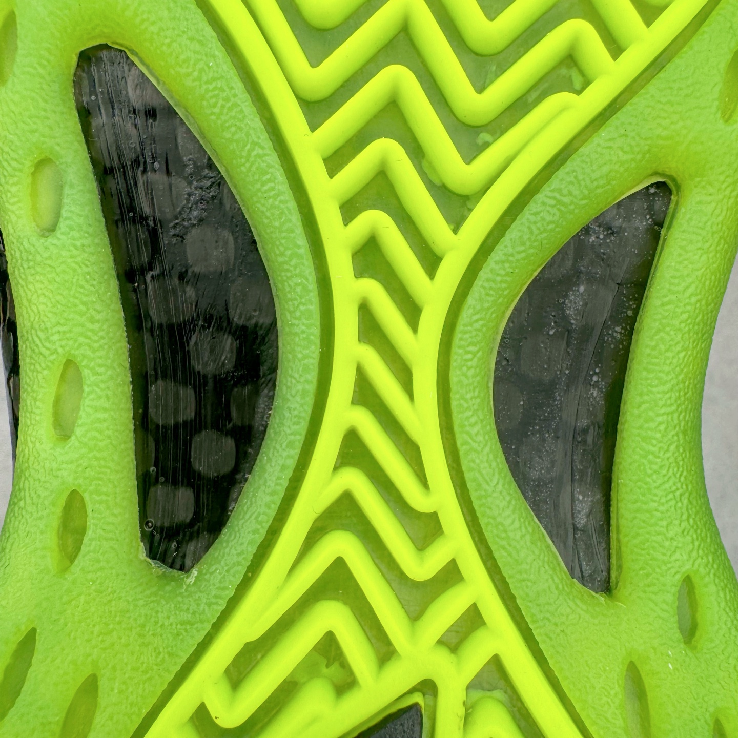 图片[11]-NK Air Foamposite One 黑绿喷 HF2902-001 莞产原底面 公司渠道同模具 鞋型发泡360度无死角 双层Zoom气垫植入 中底完美注胶 搭载原厂碳纤维材质 诞生于1997年的NK Air Foamposite系列可以说是整个球鞋历史上最为经典的系列之一 也就是我们常说的“喷”和“泡” 其中“喷”由Foamposite One代言人Penny的英文音译而来 而“泡”则来源于另一款鞋型 Foamposite Pro中\\\”pro\\\”的音译 在诞生初期 由于高昂的造价以及超前的外形 Foamposite系列的反对者不在少数 甚至有人认为这款鞋会毁掉整个球鞋行业 但事实证明这双灵感来自于甲虫 自带“黑科技”鞋面以及双层Zoom+大块碳板的太空球鞋不仅受到了大众的接受与追捧 并且成功的影响了篮球鞋的发展 尺码：38.5 39 40 40.5 41 42 42.5 43 44 44.5 45 46-选品中心