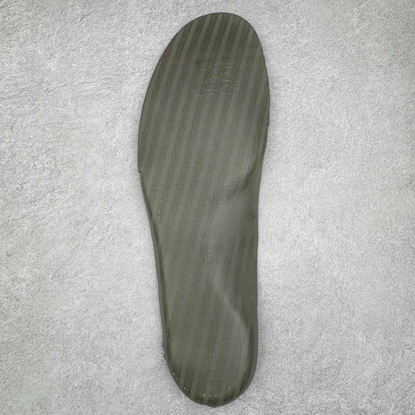 图片[19]-NK Air Foamposite One 黑绿喷 HF2902-001 莞产原底面 公司渠道同模具 鞋型发泡360度无死角 双层Zoom气垫植入 中底完美注胶 搭载原厂碳纤维材质 诞生于1997年的NK Air Foamposite系列可以说是整个球鞋历史上最为经典的系列之一 也就是我们常说的“喷”和“泡” 其中“喷”由Foamposite One代言人Penny的英文音译而来 而“泡”则来源于另一款鞋型 Foamposite Pro中\\\”pro\\\”的音译 在诞生初期 由于高昂的造价以及超前的外形 Foamposite系列的反对者不在少数 甚至有人认为这款鞋会毁掉整个球鞋行业 但事实证明这双灵感来自于甲虫 自带“黑科技”鞋面以及双层Zoom+大块碳板的太空球鞋不仅受到了大众的接受与追捧 并且成功的影响了篮球鞋的发展 尺码：38.5 39 40 40.5 41 42 42.5 43 44 44.5 45 46-选品中心