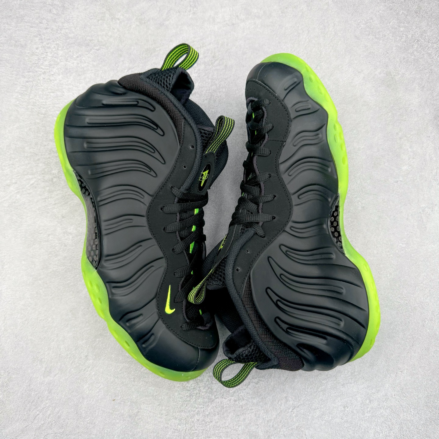 图片[3]-NK Air Foamposite One 黑绿喷 HF2902-001 莞产原底面 公司渠道同模具 鞋型发泡360度无死角 双层Zoom气垫植入 中底完美注胶 搭载原厂碳纤维材质 诞生于1997年的NK Air Foamposite系列可以说是整个球鞋历史上最为经典的系列之一 也就是我们常说的“喷”和“泡” 其中“喷”由Foamposite One代言人Penny的英文音译而来 而“泡”则来源于另一款鞋型 Foamposite Pro中\\\”pro\\\”的音译 在诞生初期 由于高昂的造价以及超前的外形 Foamposite系列的反对者不在少数 甚至有人认为这款鞋会毁掉整个球鞋行业 但事实证明这双灵感来自于甲虫 自带“黑科技”鞋面以及双层Zoom+大块碳板的太空球鞋不仅受到了大众的接受与追捧 并且成功的影响了篮球鞋的发展 尺码：38.5 39 40 40.5 41 42 42.5 43 44 44.5 45 46-选品中心