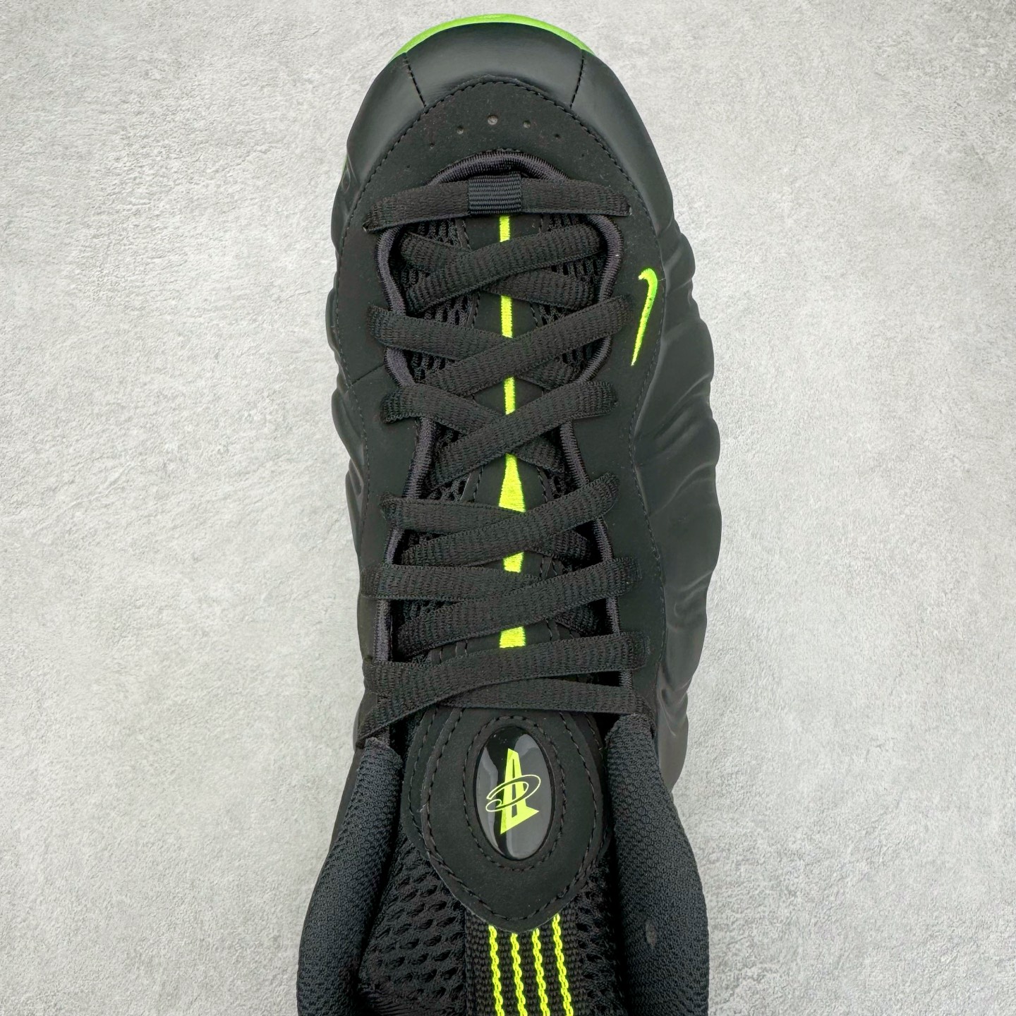 图片[4]-NK Air Foamposite One 黑绿喷 HF2902-001 莞产原底面 公司渠道同模具 鞋型发泡360度无死角 双层Zoom气垫植入 中底完美注胶 搭载原厂碳纤维材质 诞生于1997年的NK Air Foamposite系列可以说是整个球鞋历史上最为经典的系列之一 也就是我们常说的“喷”和“泡” 其中“喷”由Foamposite One代言人Penny的英文音译而来 而“泡”则来源于另一款鞋型 Foamposite Pro中\\\”pro\\\”的音译 在诞生初期 由于高昂的造价以及超前的外形 Foamposite系列的反对者不在少数 甚至有人认为这款鞋会毁掉整个球鞋行业 但事实证明这双灵感来自于甲虫 自带“黑科技”鞋面以及双层Zoom+大块碳板的太空球鞋不仅受到了大众的接受与追捧 并且成功的影响了篮球鞋的发展 尺码：38.5 39 40 40.5 41 42 42.5 43 44 44.5 45 46-选品中心