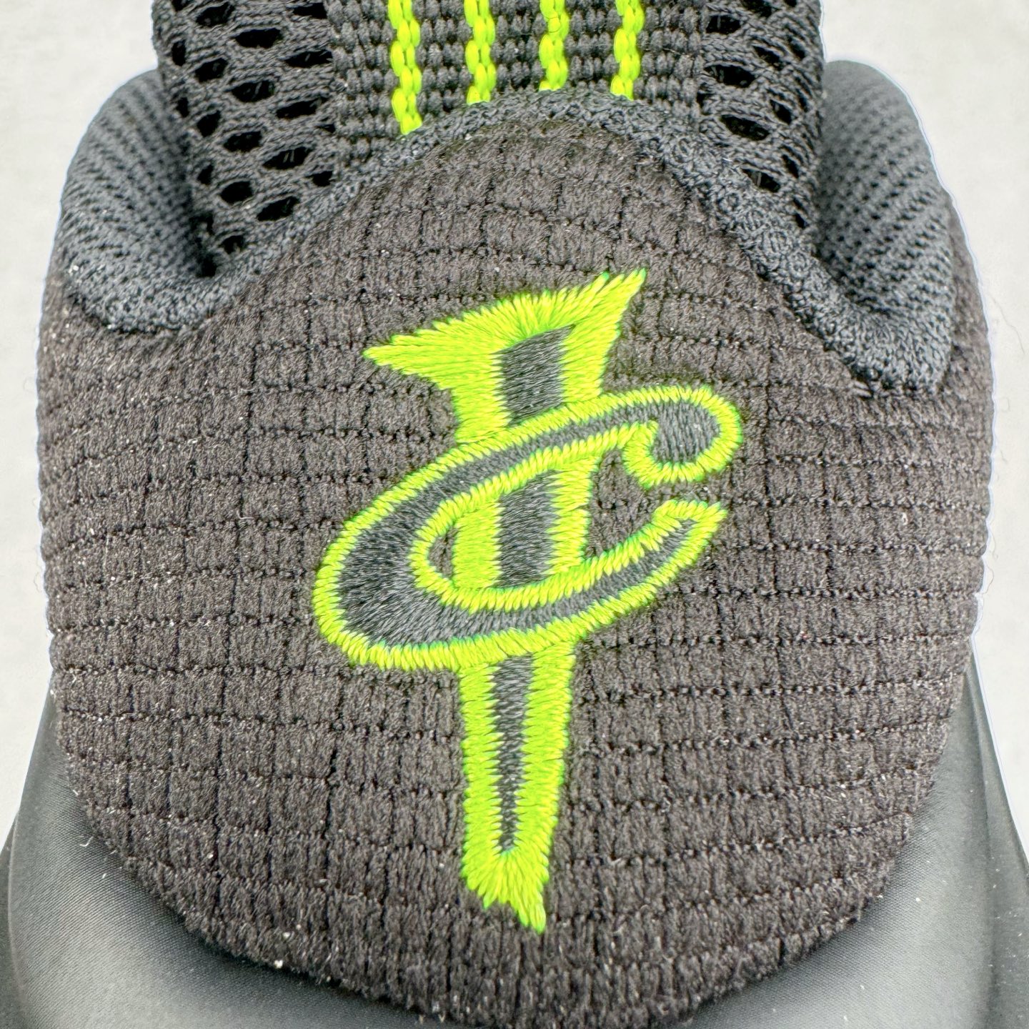 图片[10]-NK Air Foamposite One 黑绿喷 HF2902-001 莞产原底面 公司渠道同模具 鞋型发泡360度无死角 双层Zoom气垫植入 中底完美注胶 搭载原厂碳纤维材质 诞生于1997年的NK Air Foamposite系列可以说是整个球鞋历史上最为经典的系列之一 也就是我们常说的“喷”和“泡” 其中“喷”由Foamposite One代言人Penny的英文音译而来 而“泡”则来源于另一款鞋型 Foamposite Pro中\\\”pro\\\”的音译 在诞生初期 由于高昂的造价以及超前的外形 Foamposite系列的反对者不在少数 甚至有人认为这款鞋会毁掉整个球鞋行业 但事实证明这双灵感来自于甲虫 自带“黑科技”鞋面以及双层Zoom+大块碳板的太空球鞋不仅受到了大众的接受与追捧 并且成功的影响了篮球鞋的发展 尺码：38.5 39 40 40.5 41 42 42.5 43 44 44.5 45 46-选品中心