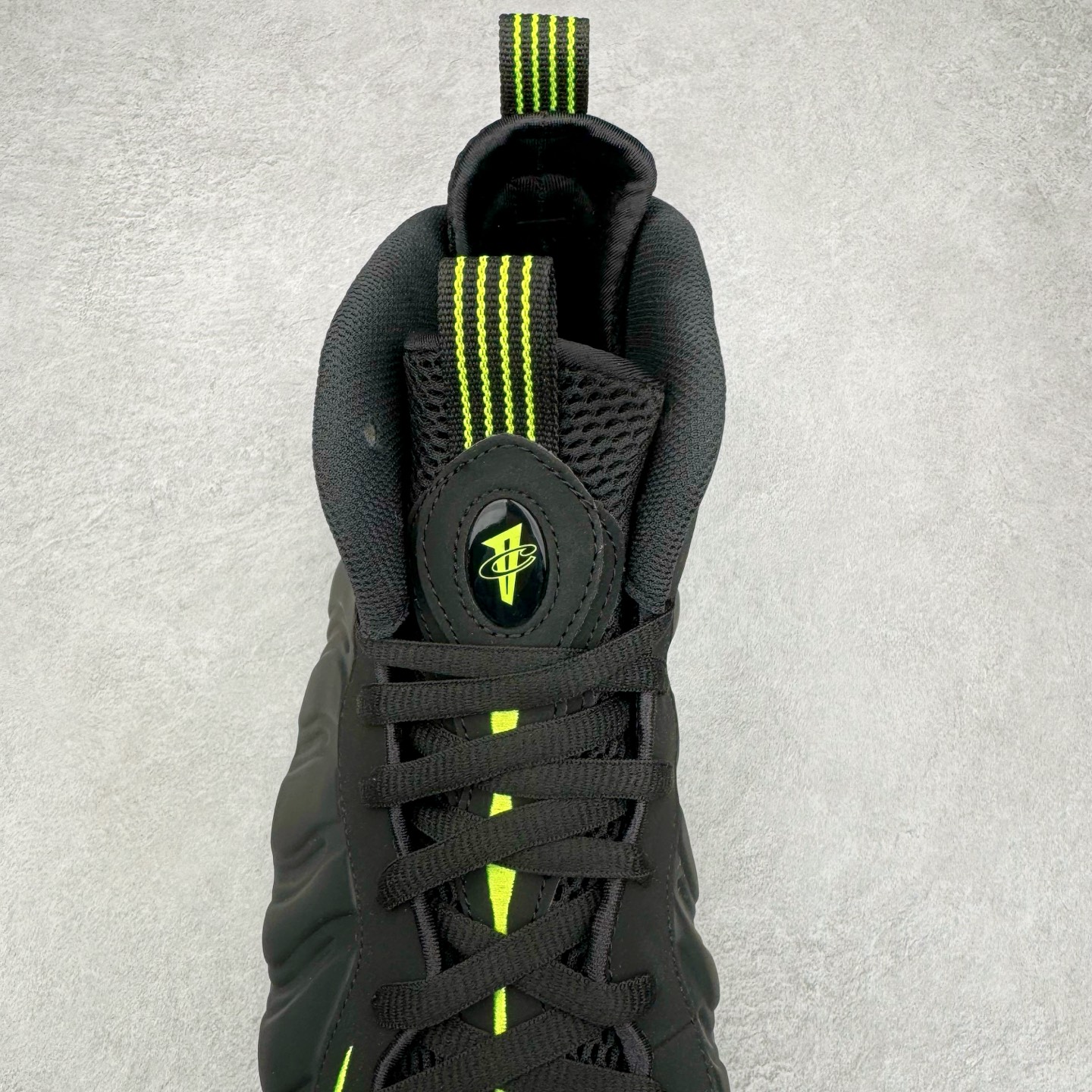 图片[5]-NK Air Foamposite One 黑绿喷 HF2902-001 莞产原底面 公司渠道同模具 鞋型发泡360度无死角 双层Zoom气垫植入 中底完美注胶 搭载原厂碳纤维材质 诞生于1997年的NK Air Foamposite系列可以说是整个球鞋历史上最为经典的系列之一 也就是我们常说的“喷”和“泡” 其中“喷”由Foamposite One代言人Penny的英文音译而来 而“泡”则来源于另一款鞋型 Foamposite Pro中\\\”pro\\\”的音译 在诞生初期 由于高昂的造价以及超前的外形 Foamposite系列的反对者不在少数 甚至有人认为这款鞋会毁掉整个球鞋行业 但事实证明这双灵感来自于甲虫 自带“黑科技”鞋面以及双层Zoom+大块碳板的太空球鞋不仅受到了大众的接受与追捧 并且成功的影响了篮球鞋的发展 尺码：38.5 39 40 40.5 41 42 42.5 43 44 44.5 45 46-选品中心