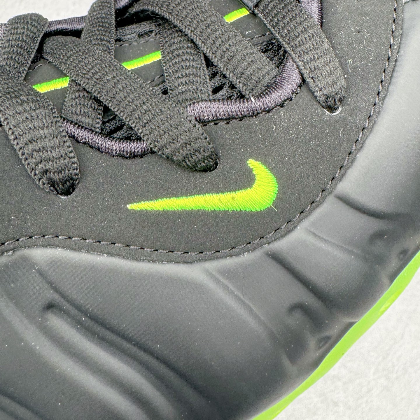 图片[15]-NK Air Foamposite One 黑绿喷 HF2902-001 莞产原底面 公司渠道同模具 鞋型发泡360度无死角 双层Zoom气垫植入 中底完美注胶 搭载原厂碳纤维材质 诞生于1997年的NK Air Foamposite系列可以说是整个球鞋历史上最为经典的系列之一 也就是我们常说的“喷”和“泡” 其中“喷”由Foamposite One代言人Penny的英文音译而来 而“泡”则来源于另一款鞋型 Foamposite Pro中\\\”pro\\\”的音译 在诞生初期 由于高昂的造价以及超前的外形 Foamposite系列的反对者不在少数 甚至有人认为这款鞋会毁掉整个球鞋行业 但事实证明这双灵感来自于甲虫 自带“黑科技”鞋面以及双层Zoom+大块碳板的太空球鞋不仅受到了大众的接受与追捧 并且成功的影响了篮球鞋的发展 尺码：38.5 39 40 40.5 41 42 42.5 43 44 44.5 45 46-选品中心