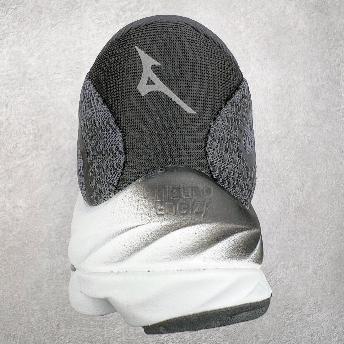 图片[8]-Mizuno Wave Rider 27 美津浓复古厚底织物合成革防滑耐磨透气低帮休闲跑步鞋 美津浓（Mizuno）是日本美津浓株式会社于1906年创立的运动品牌，经过一个多世纪的不断努力现已成为世界著名的运动器具、服装和鞋类生产商。美津浓力求服务于各类运动项目，并竭力使运动生活更加愉快和振奋。产品种类齐全，覆盖几乎全部主要运动项目，达到30万多个品类。尺码：36 36.5 37.5 38 38.5 39 40 40.5 41 42 42.5 43 44 44.5 45-选品中心