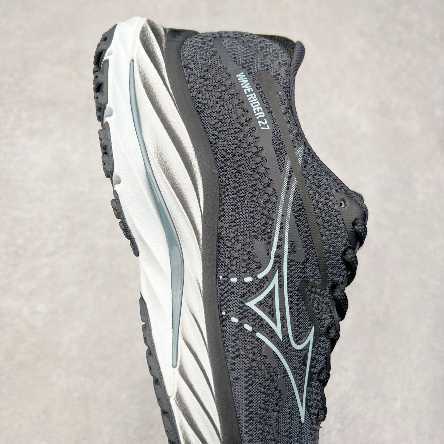 图片[6]-Mizuno Wave Rider 27 美津浓复古厚底织物合成革防滑耐磨透气低帮休闲跑步鞋 美津浓（Mizuno）是日本美津浓株式会社于1906年创立的运动品牌，经过一个多世纪的不断努力现已成为世界著名的运动器具、服装和鞋类生产商。美津浓力求服务于各类运动项目，并竭力使运动生活更加愉快和振奋。产品种类齐全，覆盖几乎全部主要运动项目，达到30万多个品类。尺码：36 36.5 37.5 38 38.5 39 40 40.5 41 42 42.5 43 44 44.5 45-选品中心